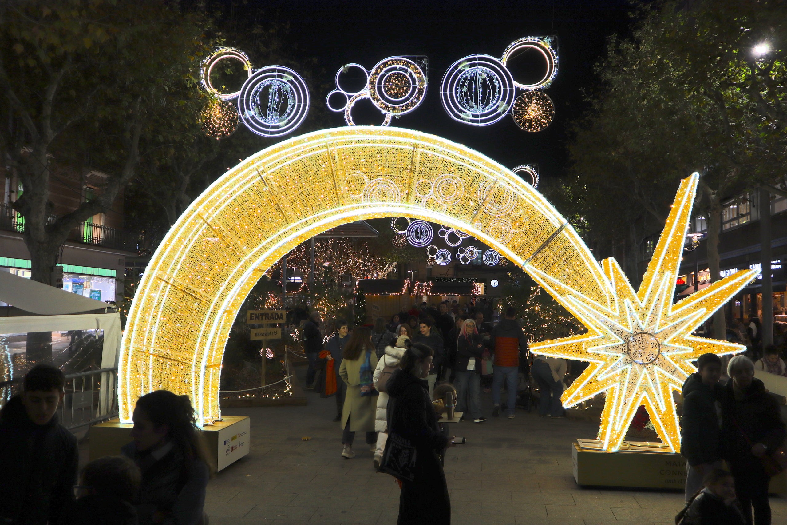 L'estel gegant que fa un arc per sota del qual passen els visitants és un dels atractius de la fira de Nadal de Mataró / B.P.