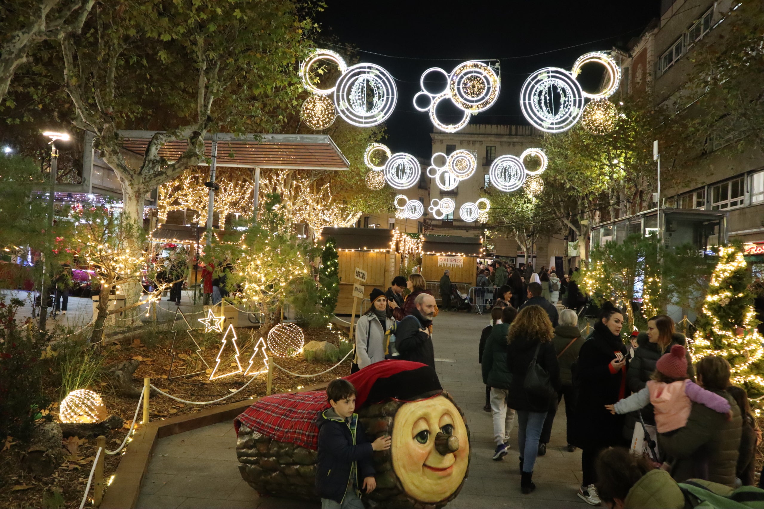 La fira de Nadal de Mataró, amb parades amb tota l'artesania que cal per a aquestes festes i un simpàtic tió gegant / B.P.