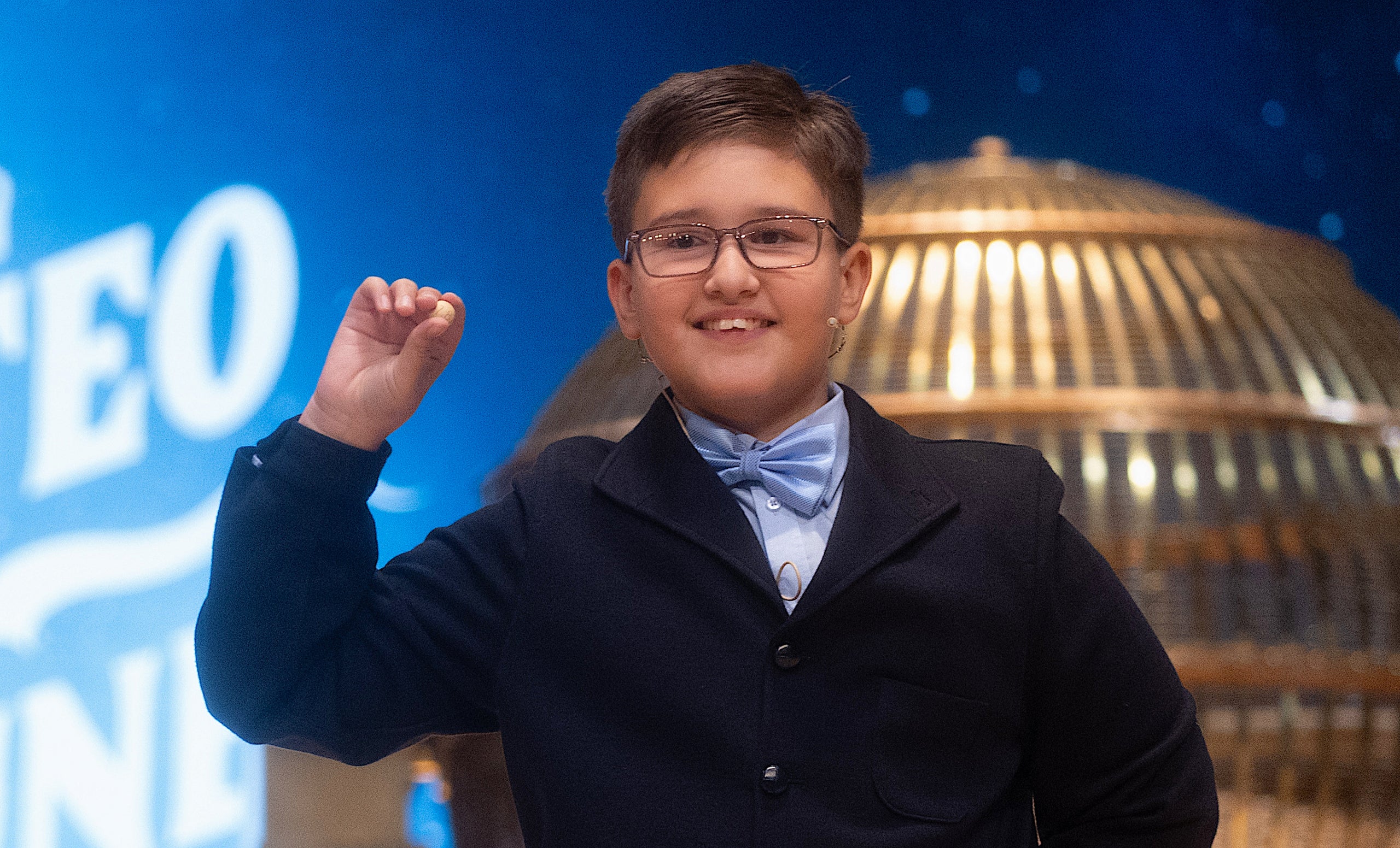 Sergio Abaga, un nen de Sant Ildefons, mostrant un número durant el sorteig de la loteria de Nadal 2024 / Europa Press