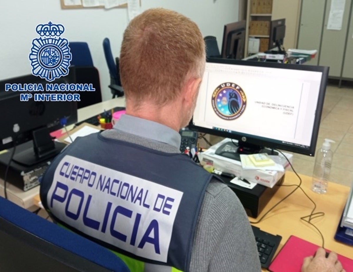 Un agent de la UDEF, en una perquisició policial/CNP