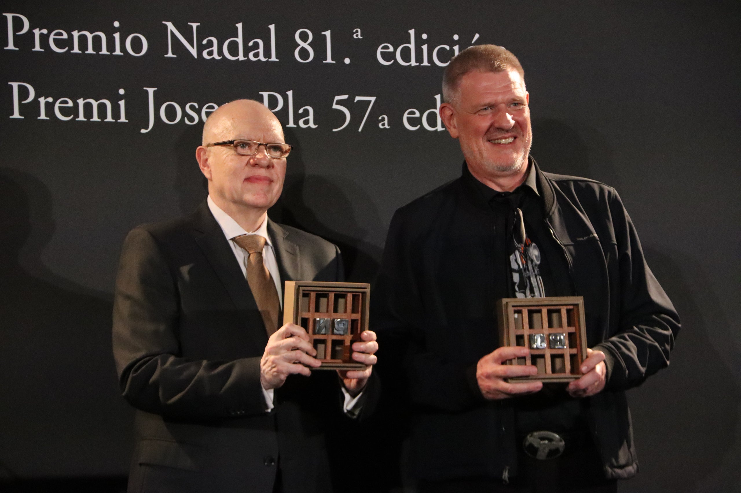 El escritor argentino Jorge Fernández Díaz y el científico catalán David Bueno en el momento de recoger el premio Nadal de novela y el Pla de prosa, respectivamente, en la velada literaria de Destino / ACN