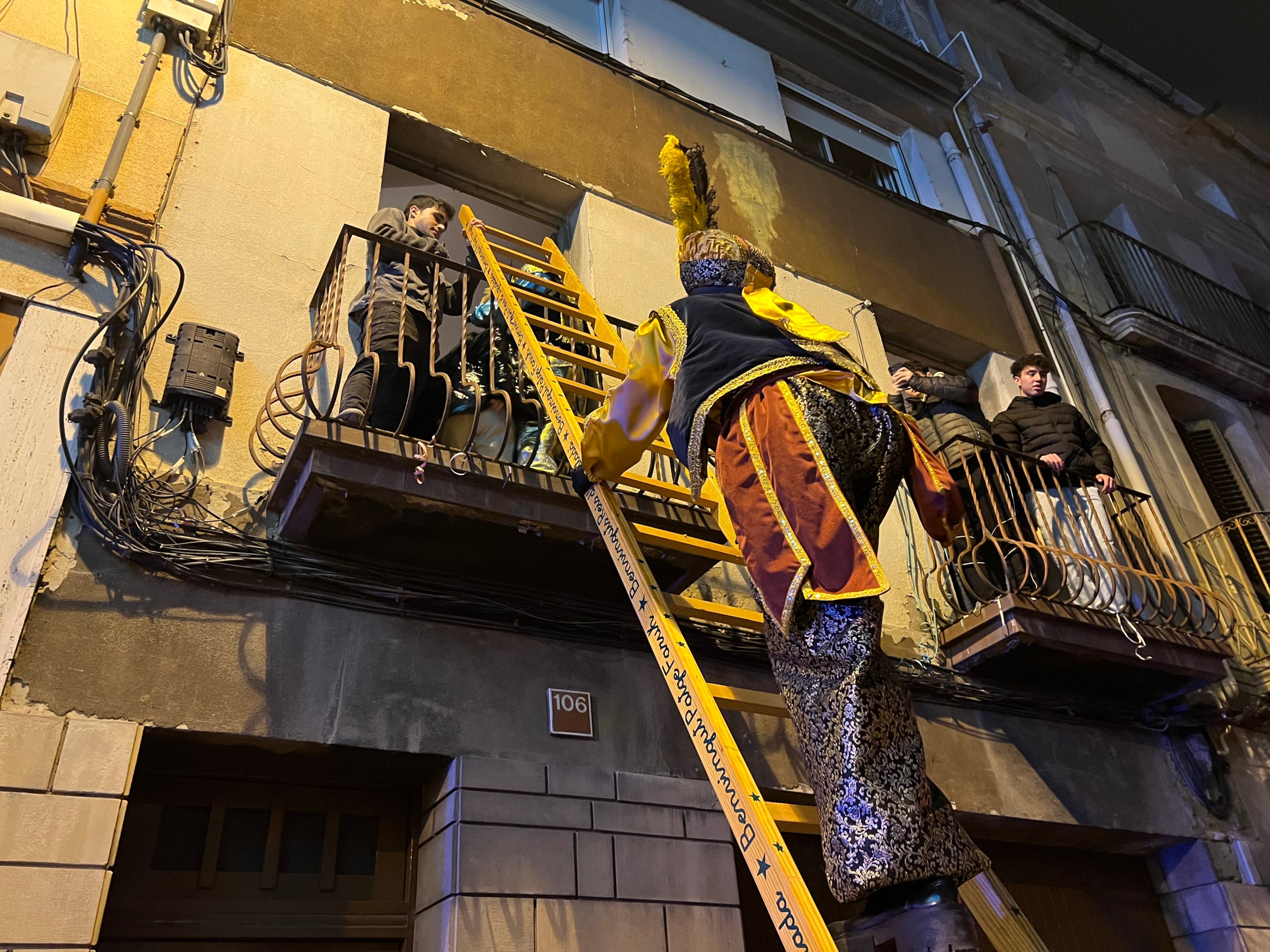 Un patge puja a un pis durant la cavalcada de Reis d'Igualada (Anoia) / ACN
