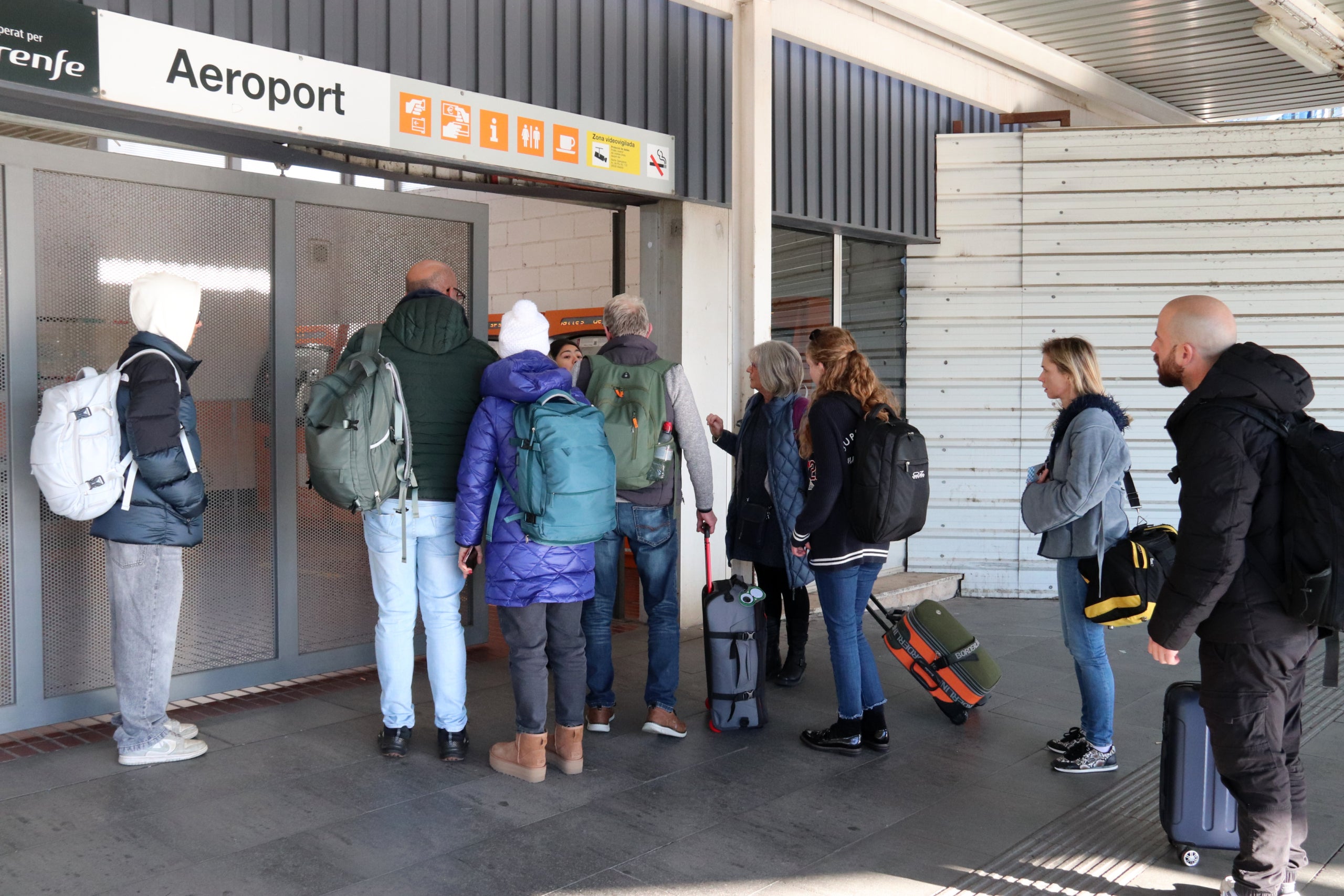 Viatgers fan cua per informar-se del tancament de l'estació de tren de l'aeroport de Barcelona / ACN-Gemma Sánchez Bonel