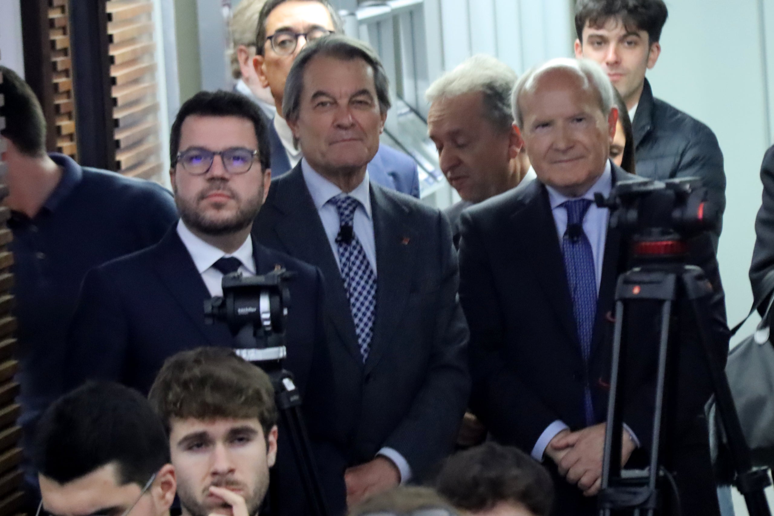 Els expresidents Artur Mas, Pere Aragonès i José Montilla, aquest dilluns en una taula rodona al Col·legi d'Economistes / ACN