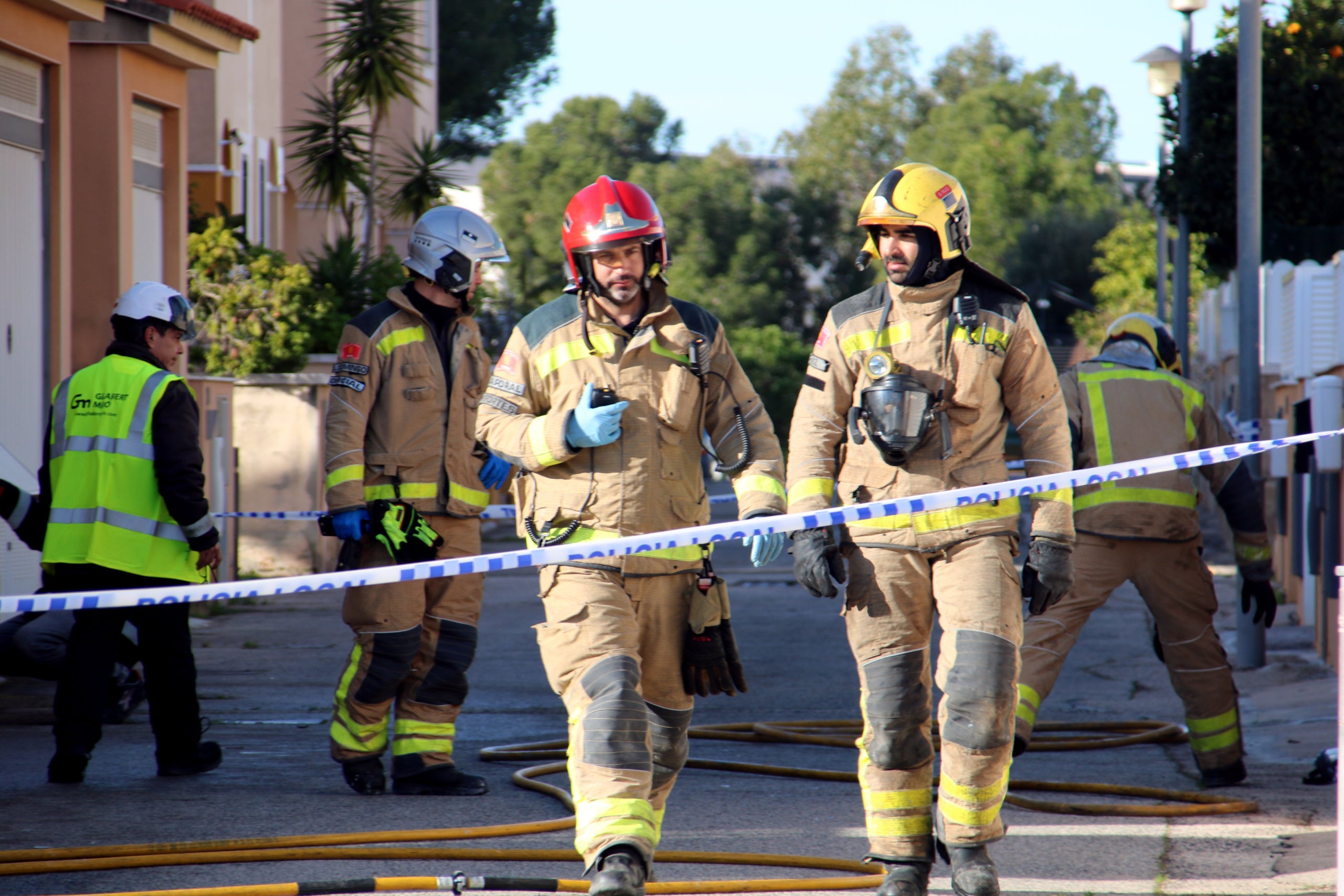 Bombers a la casa de Calafell que s'ha incendiat / ACN
