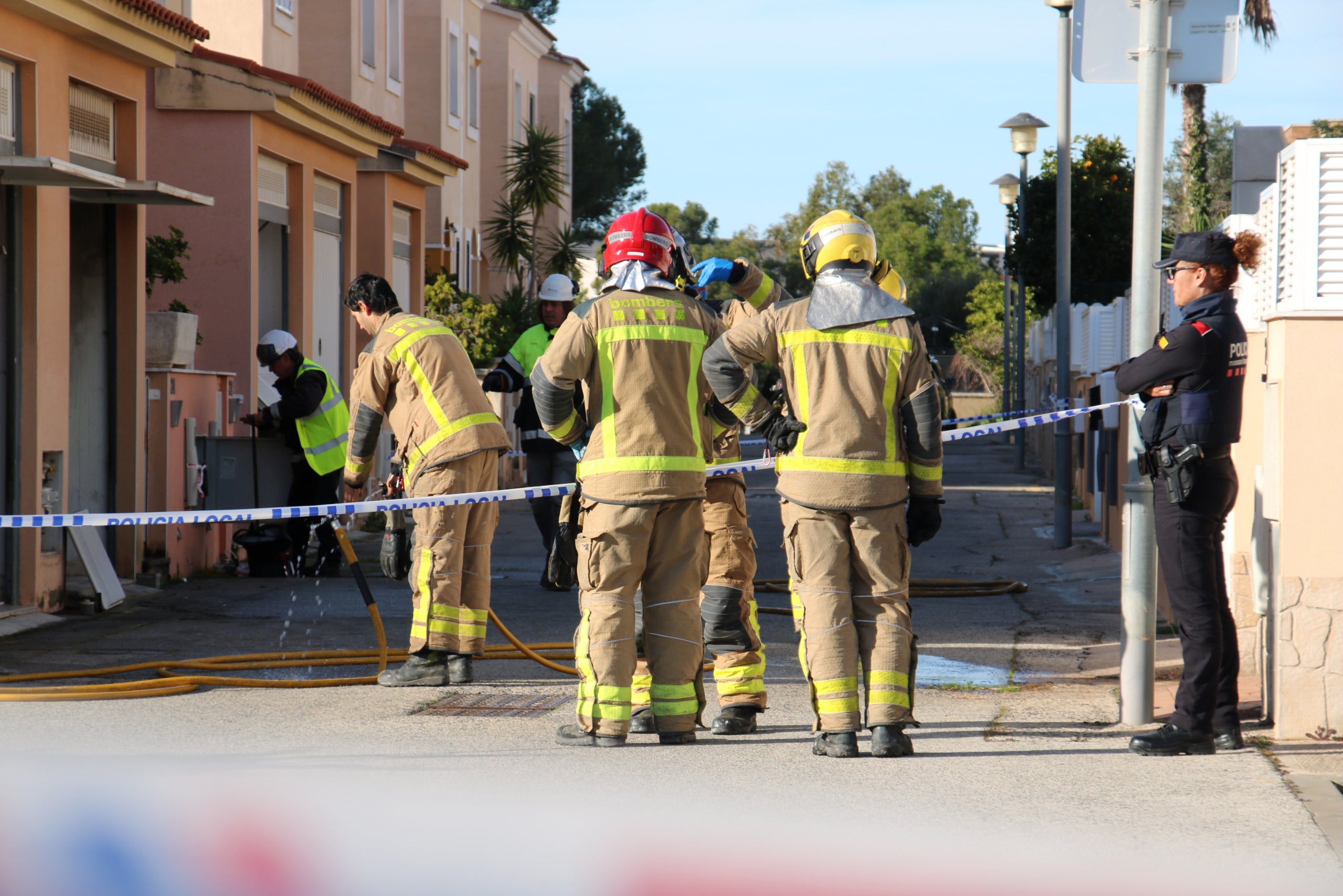 Bombers a la casa de Calafell que s'ha incendiat / ACN