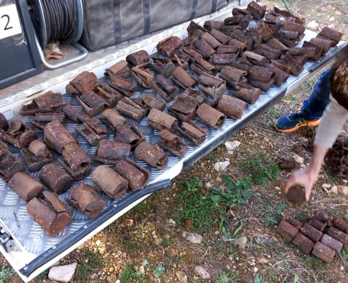Les més de 90 granades de mà trobades en una cabana de pedra al Pla de Santa Maria | Mossos d'Esquadra