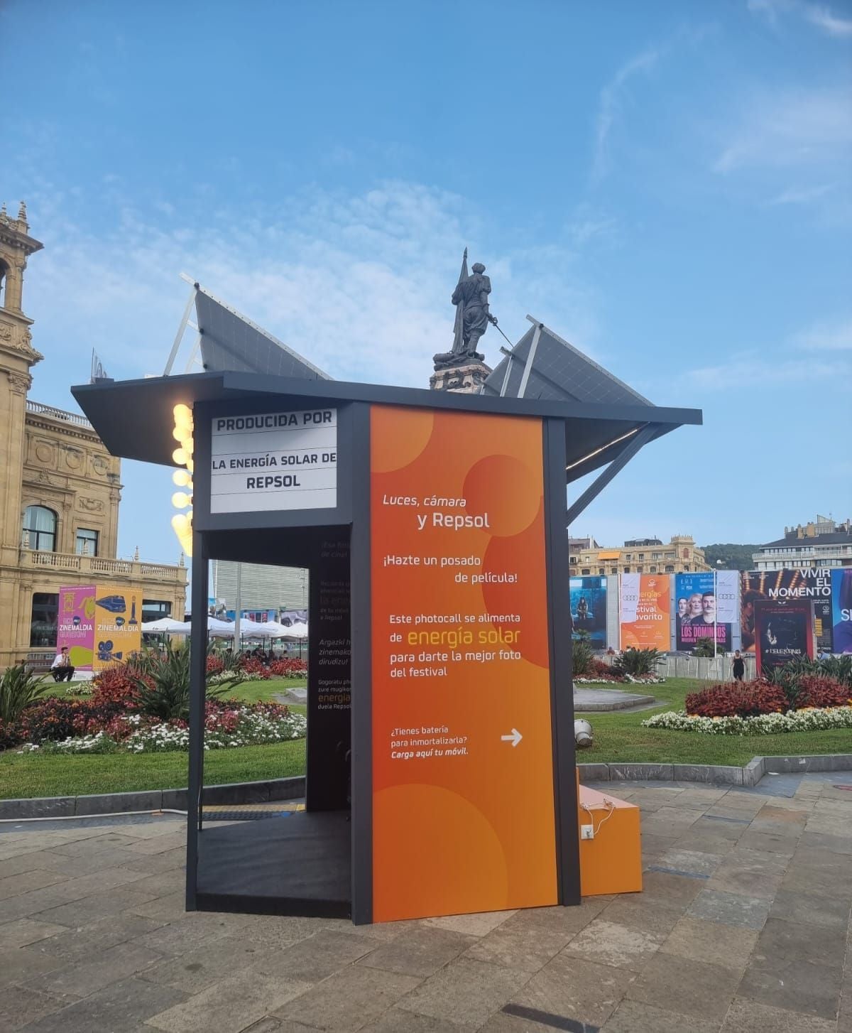 Photocall alimentat amb energia solar de Repsol al festival de cinema de Sant Sebastià el 2024 | Servimedia