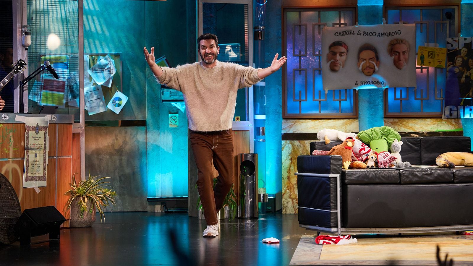 Arturo Valls fa mofa d'El Hormiguero i Telecinco des de La Revuelta - TVE