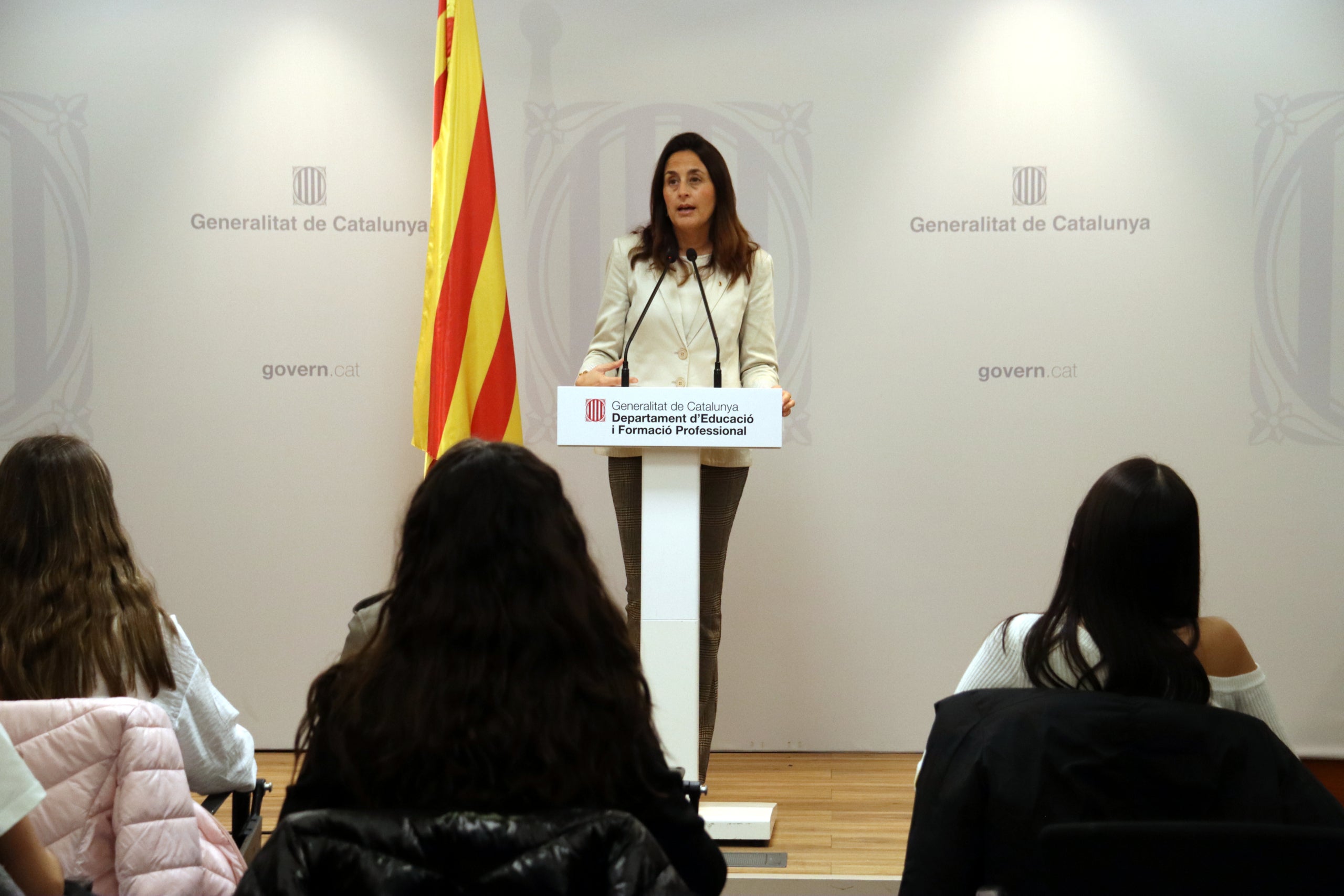 La consejera de Educación, Esther Niubó, responde preguntas de alumnos de FEDAC Xarxa de Berga / Nazaret Romero (ACN)