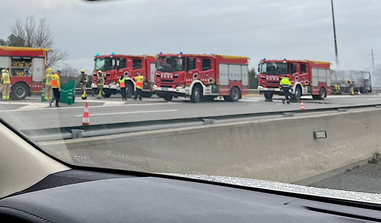 Camions de bombers a l'AP-7, a l'altura de Gelida, en direcció a Tarragona, en un accident que ha causat cues quilomètriques / J.C.