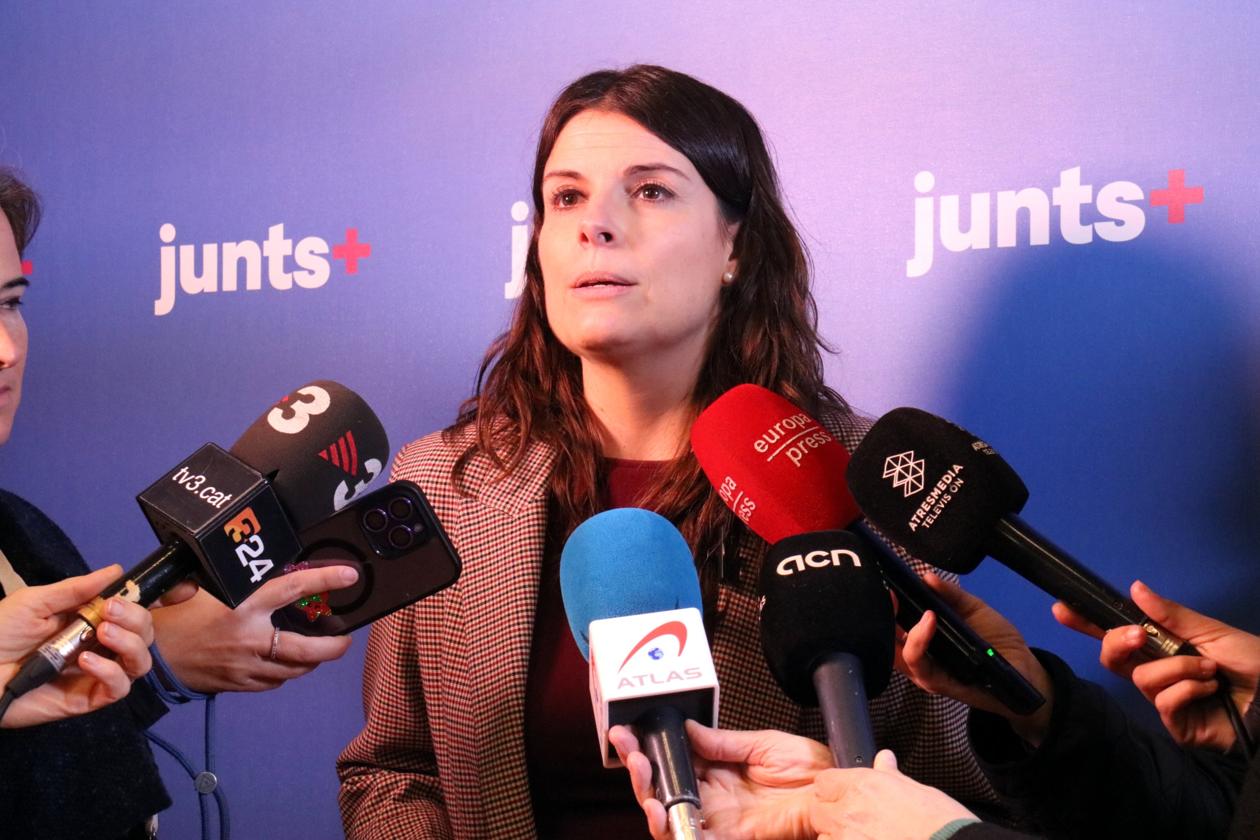 La portaveu del grup parlamentari de Junts, Mònica Sales, atén els mitjans de comunicació / Nia Escolà (ACN)