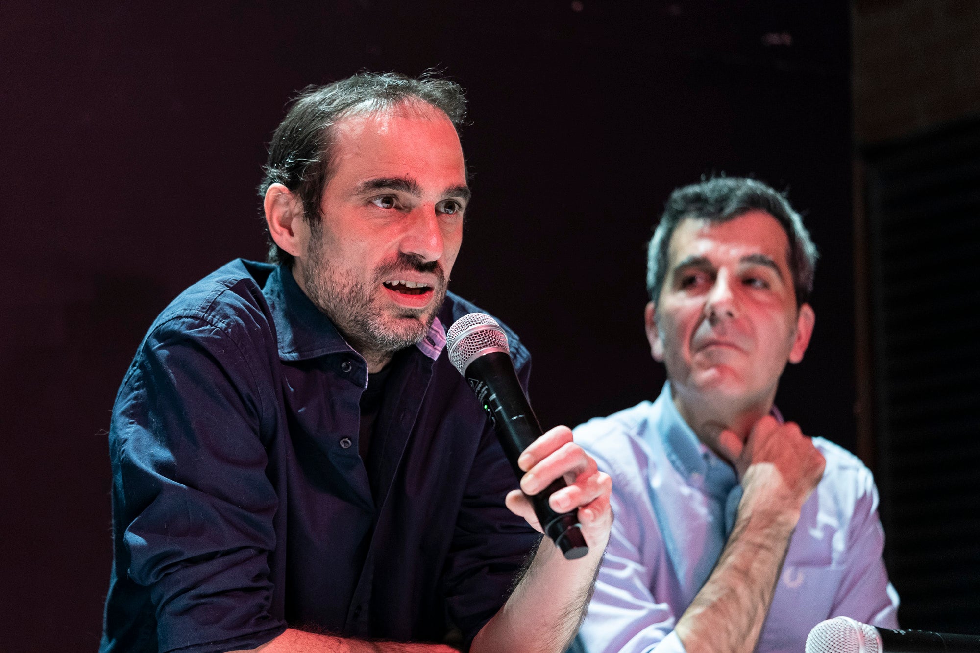 L'historiador Marc Santasusana, al costat del president de la Fundació Reeixida, Oriol Falguera, a l'acte sobre el centenari del Comitè d'Acció  de la Lliure Aliança a la Lleialtat Santsenca / Mireia Comas