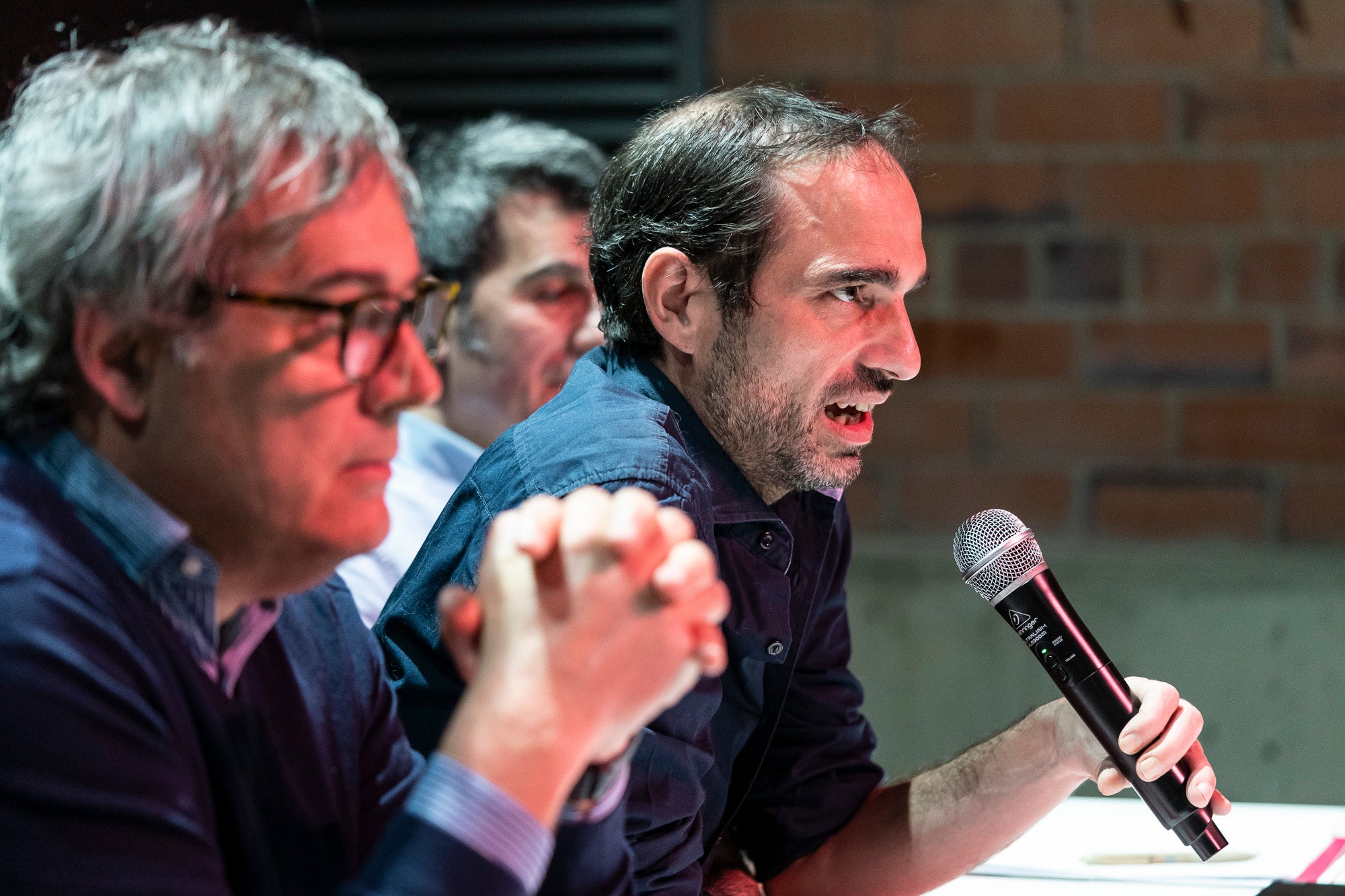 Els historiadors Xavier Diez i Marc Santasusana, al costat del president de la Fundació Reeixida, Oriol Falguera, a l'acte sobre el centenari del Comitè d'Acció  de la Lliure Aliança a la Lleialtat Santsenca. Barcelona 17-01-2025 / Mireia Comas