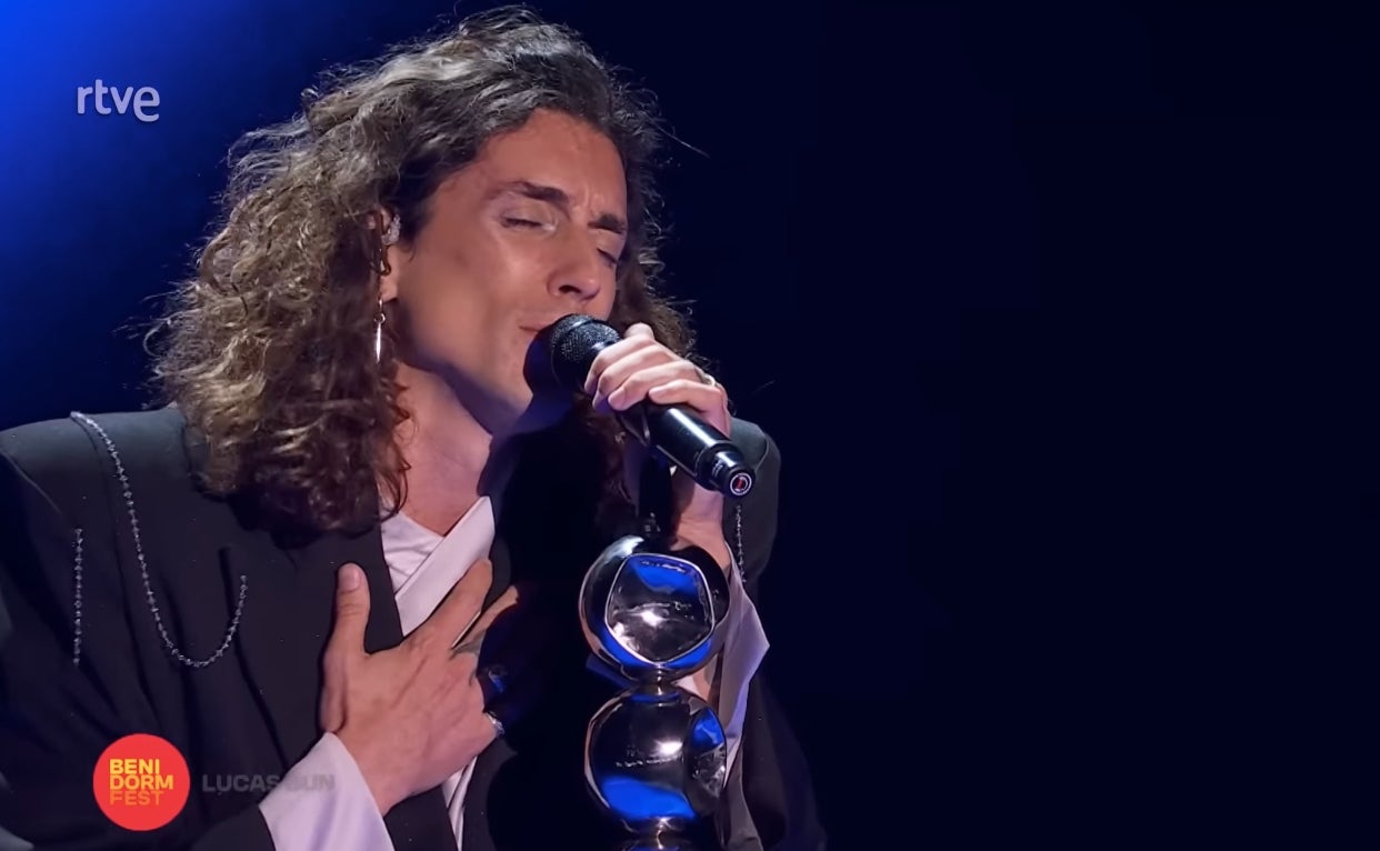 El català Lucas Bun participa en el Benidorm Fest amb el tema 'Te escribo en el cielo' | RTVE