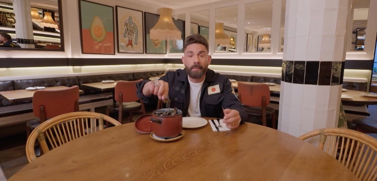 Marc Ribas busca el millor restaurant de tapes de Barcelona a 'Joc de cartes' | 3Cat