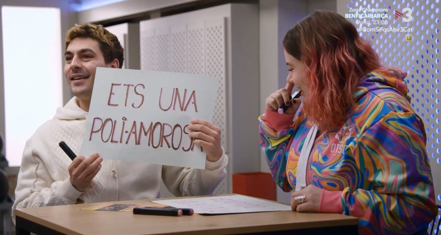 Els amics de la Naiara han preparat cartells per intentar animar-la | 3Cat