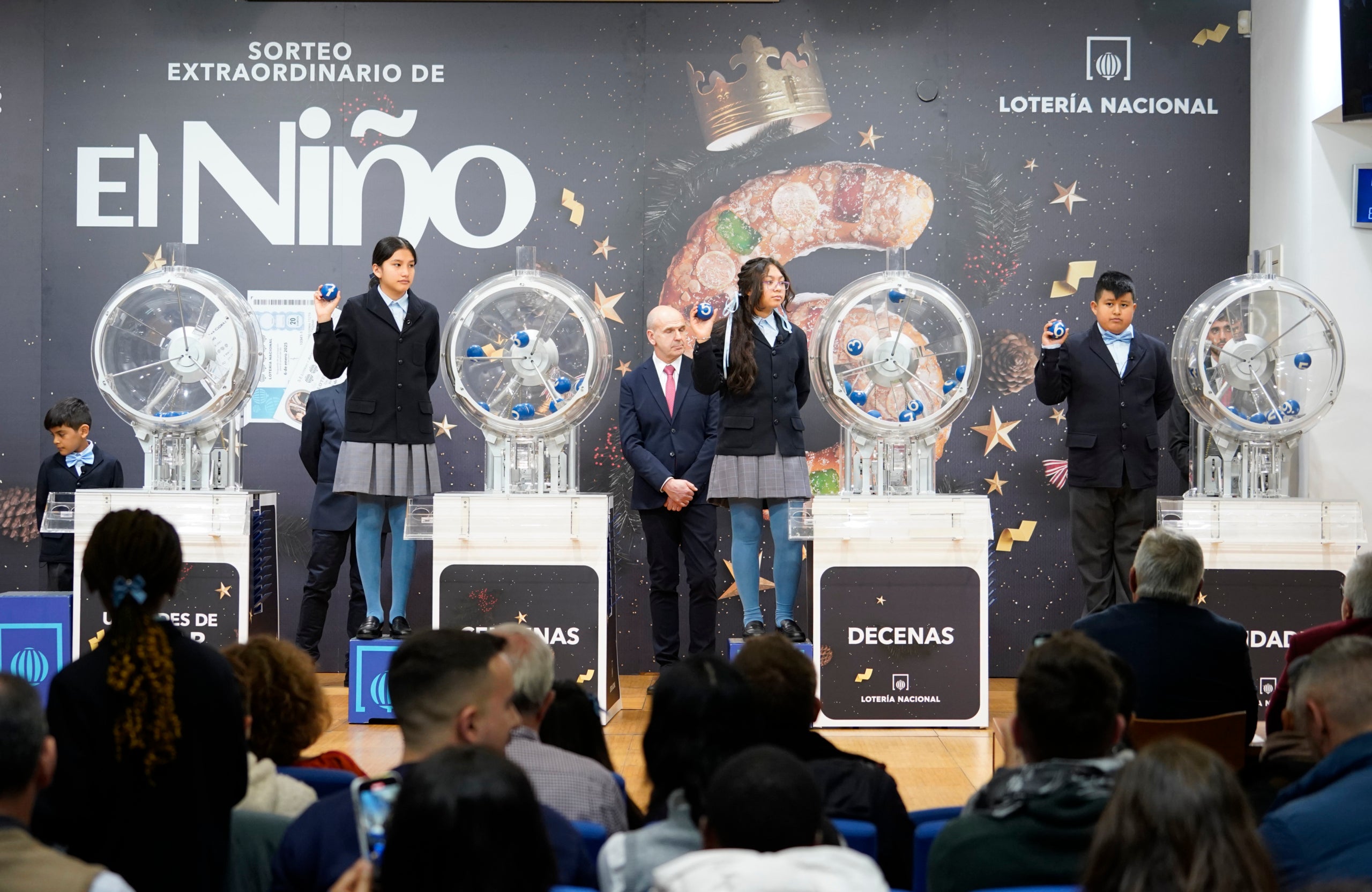 Nens del col·legi de San Ildefonso que han participat en el sorteig de la loteria de Reis del 2025 / Foto: Pool / Europa Press