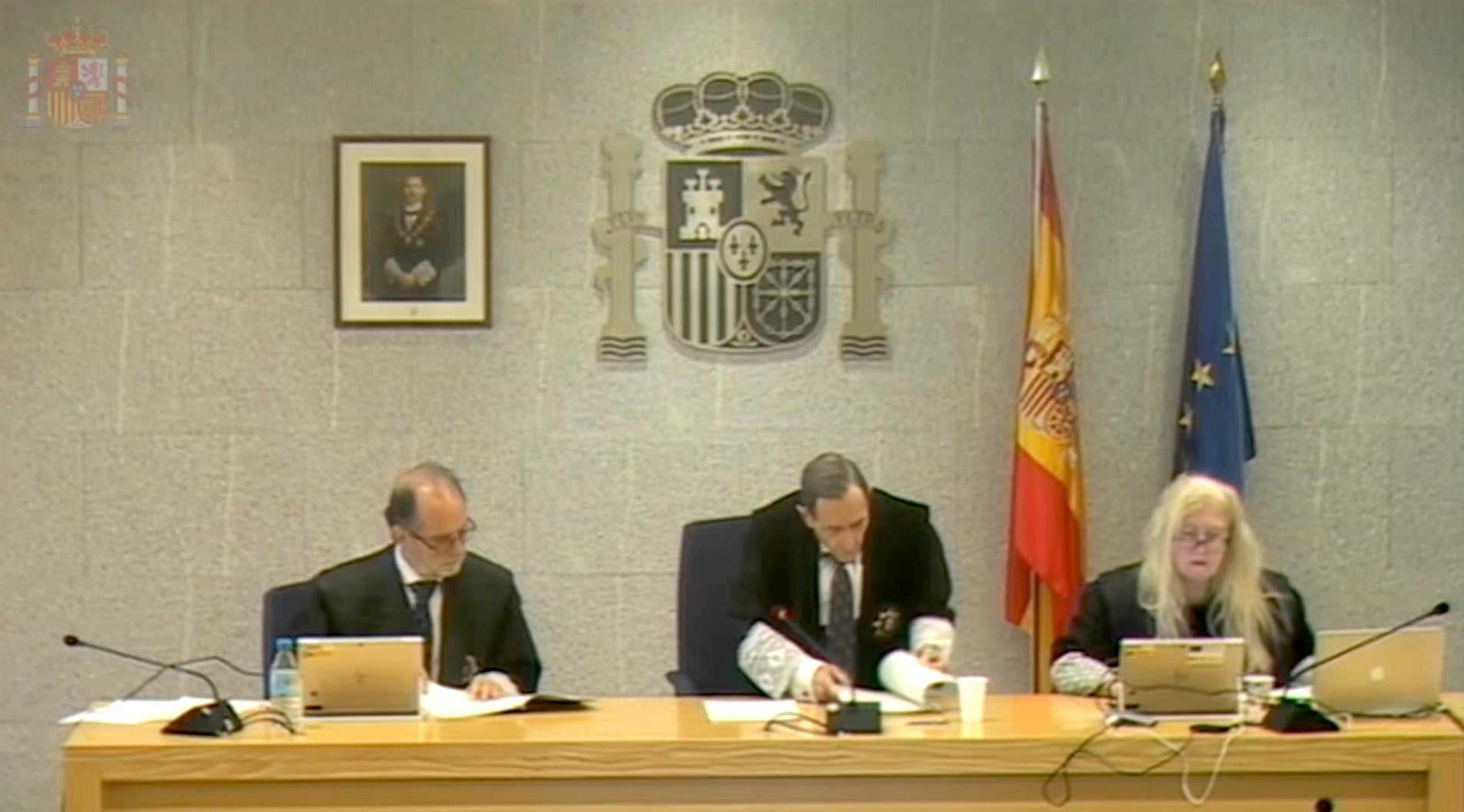 El magistrat Félix Alfonso Guevara enmig de l'estrada abans de la sessió d'avui del judici