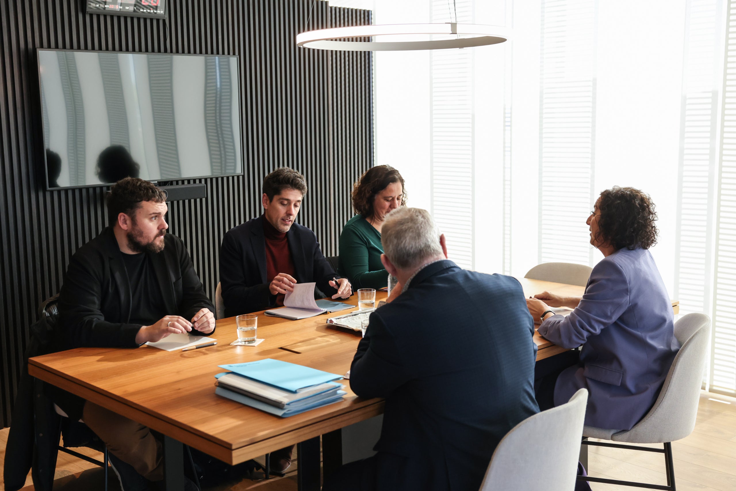 La consellera d'Economia i Finances, Alicia Romero, i el secretari d'Economia, Juli Fernàndez, en la reunió amb els diputats dels Comuns/ Departament d'Economia