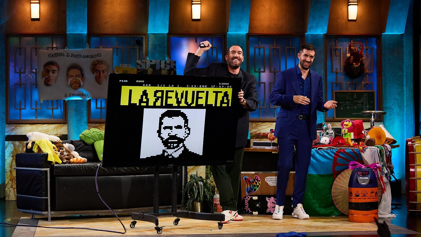 Jorge Ponce i David Broncano li regalen un retrat fem amb teletext a Felip VI | RTVE