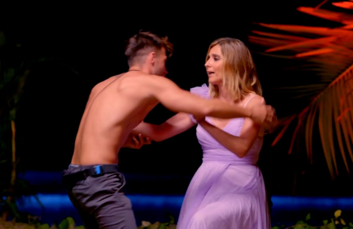 La reacció de Montoya abraçant Sandra Barneda a 'La isla de las tentaciones' | Telecinco