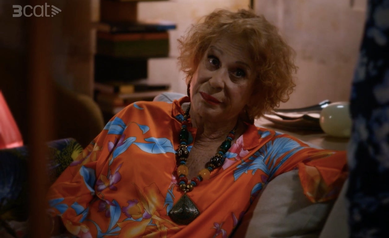 La tía Matilde (Mercè Comas) aparece en el sueño de Gina (Meritxell Huertas) | 3Cat.