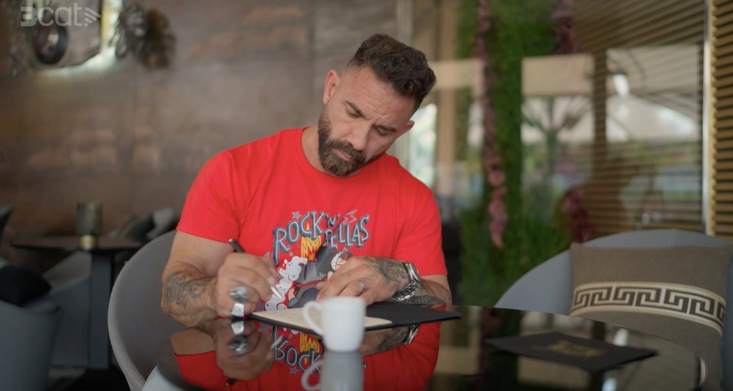 Marc Ribas posa notes als restaurants de Joc de Cartes | 3Cat