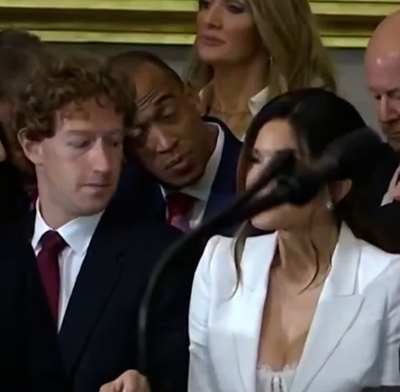 Mark Zuckerberg, enxampat mentre mirava l'escot de la dona de Jeff Bezos - Twitter
