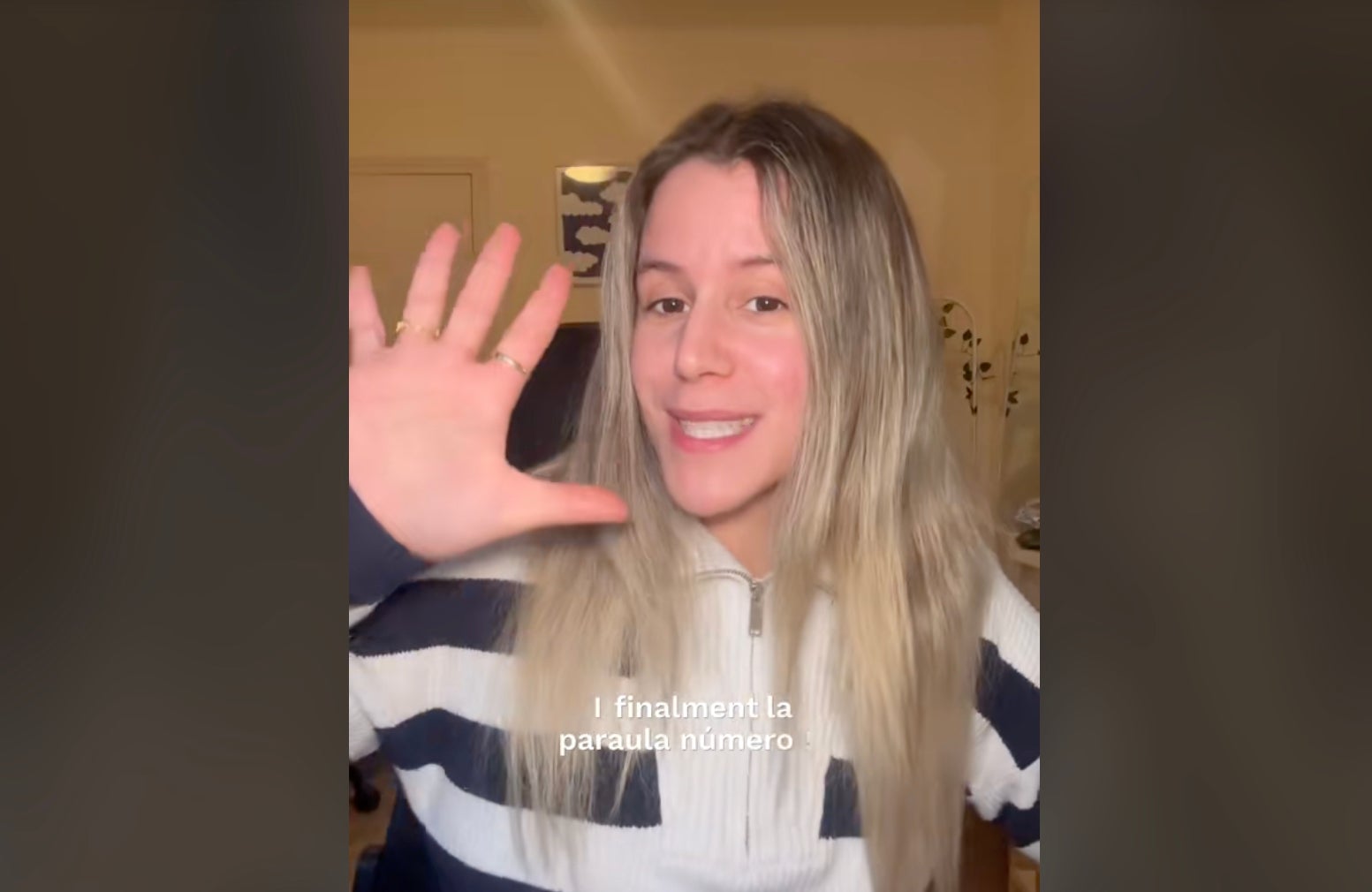 La creadora de contingut i col·laboradora de Plataforma per la Llengua Andrea Flaissier en un moment del vídeo / TikTok