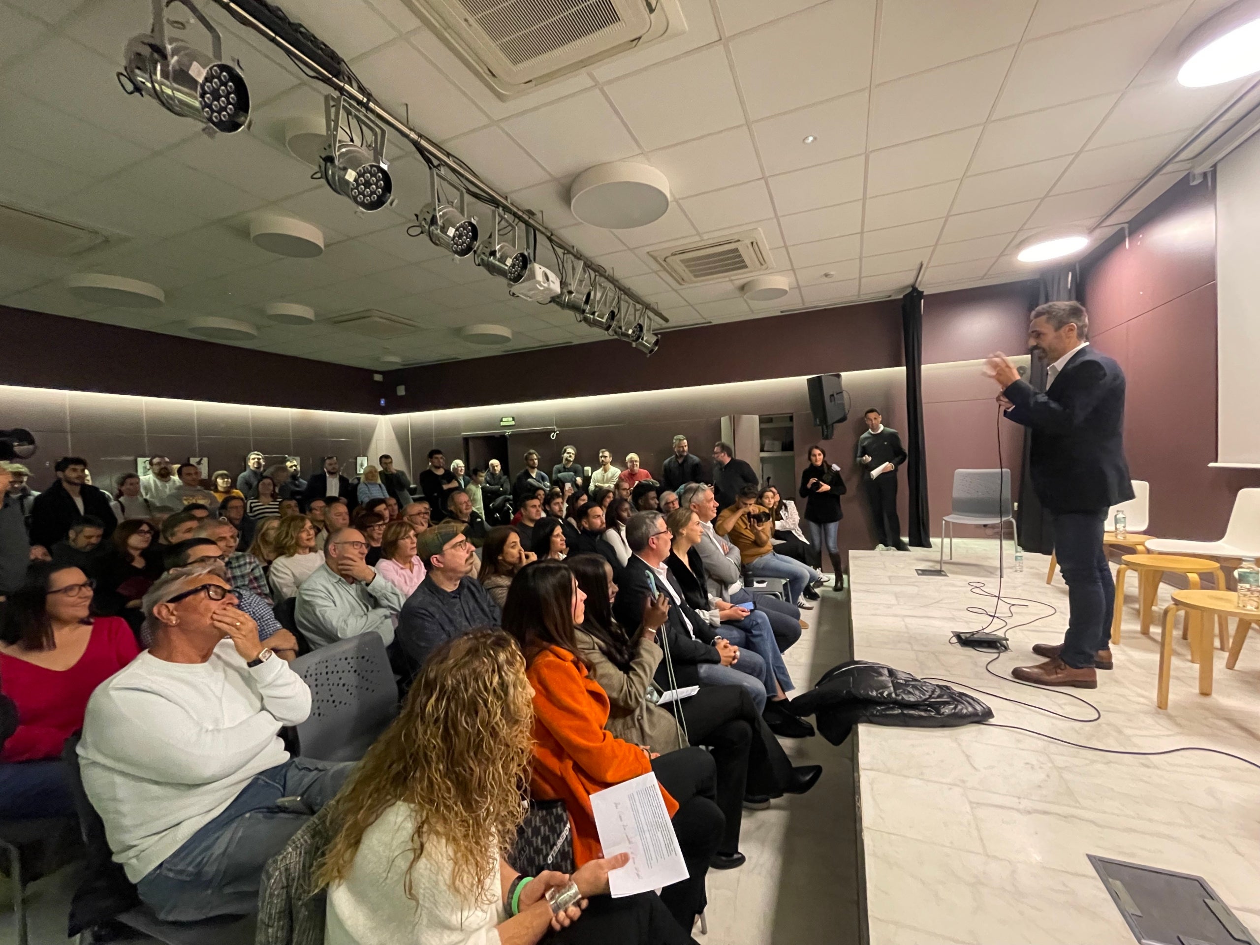 Marc Puigtió, davant el públic que omplia l'espai per presentar Moviment Gironí/Quico Sallés