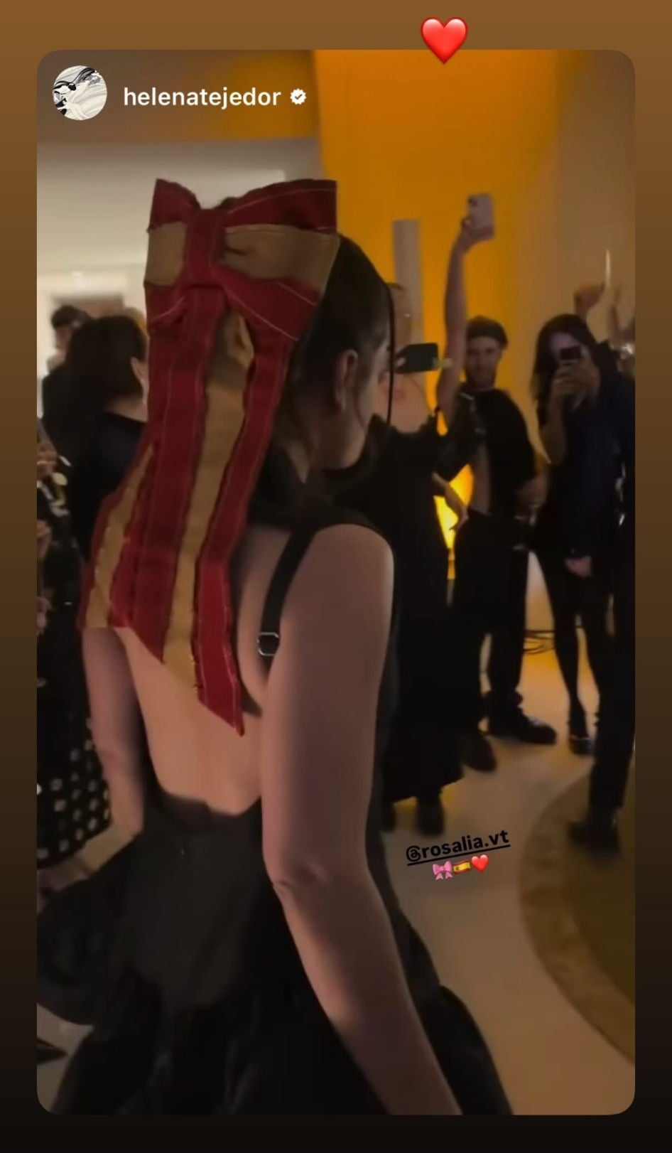 Rosalía portant el llaç polèmic a la festa de Cap d'Any | Instagram