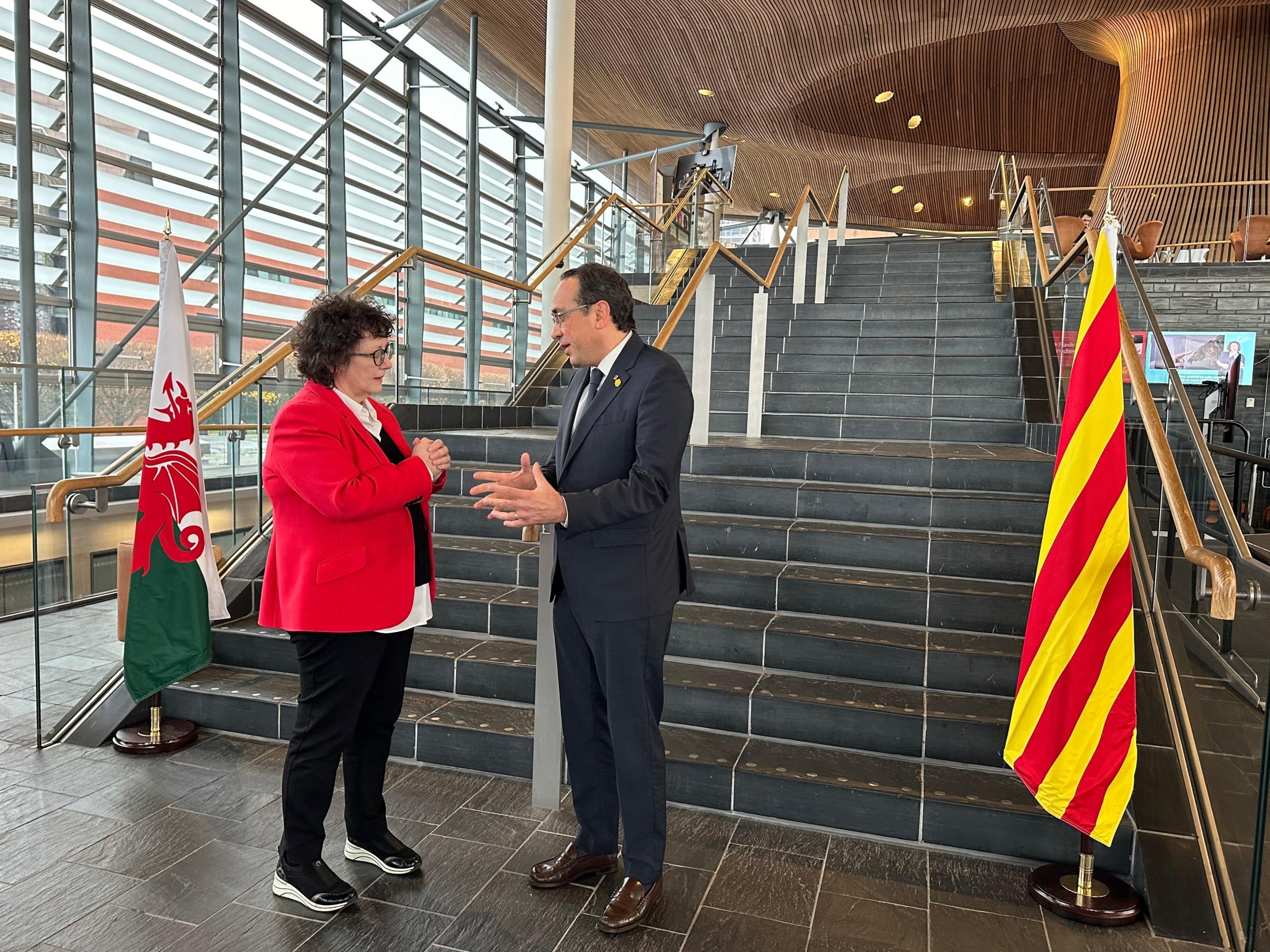 El president Josep Rull, amb la presidenta del Parlament de Gal·les, Elin Jones/Parlament