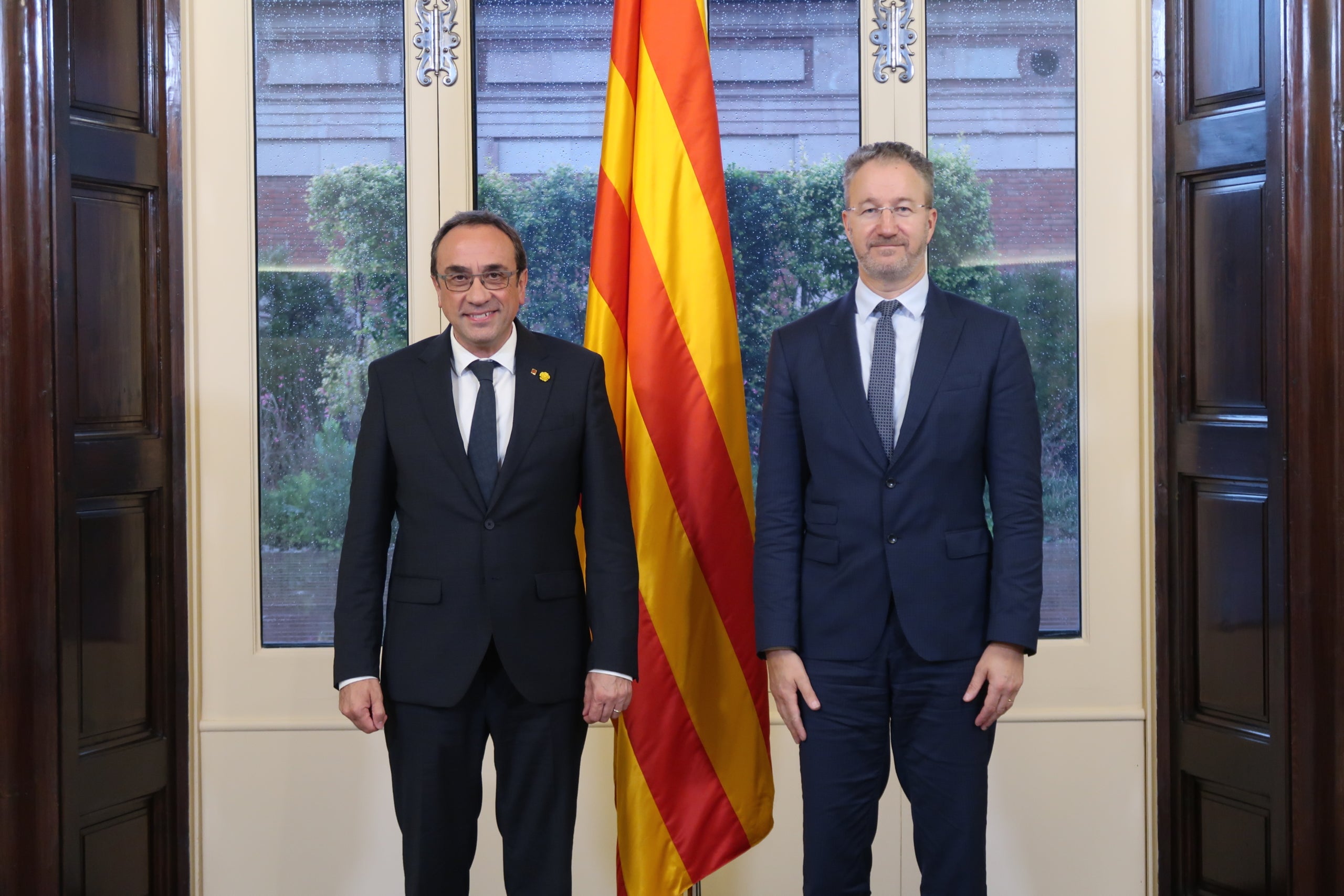 El president Josep Rull amb l'ambaixador de Suècia, Per-Arne Hjelmborn/Parlament