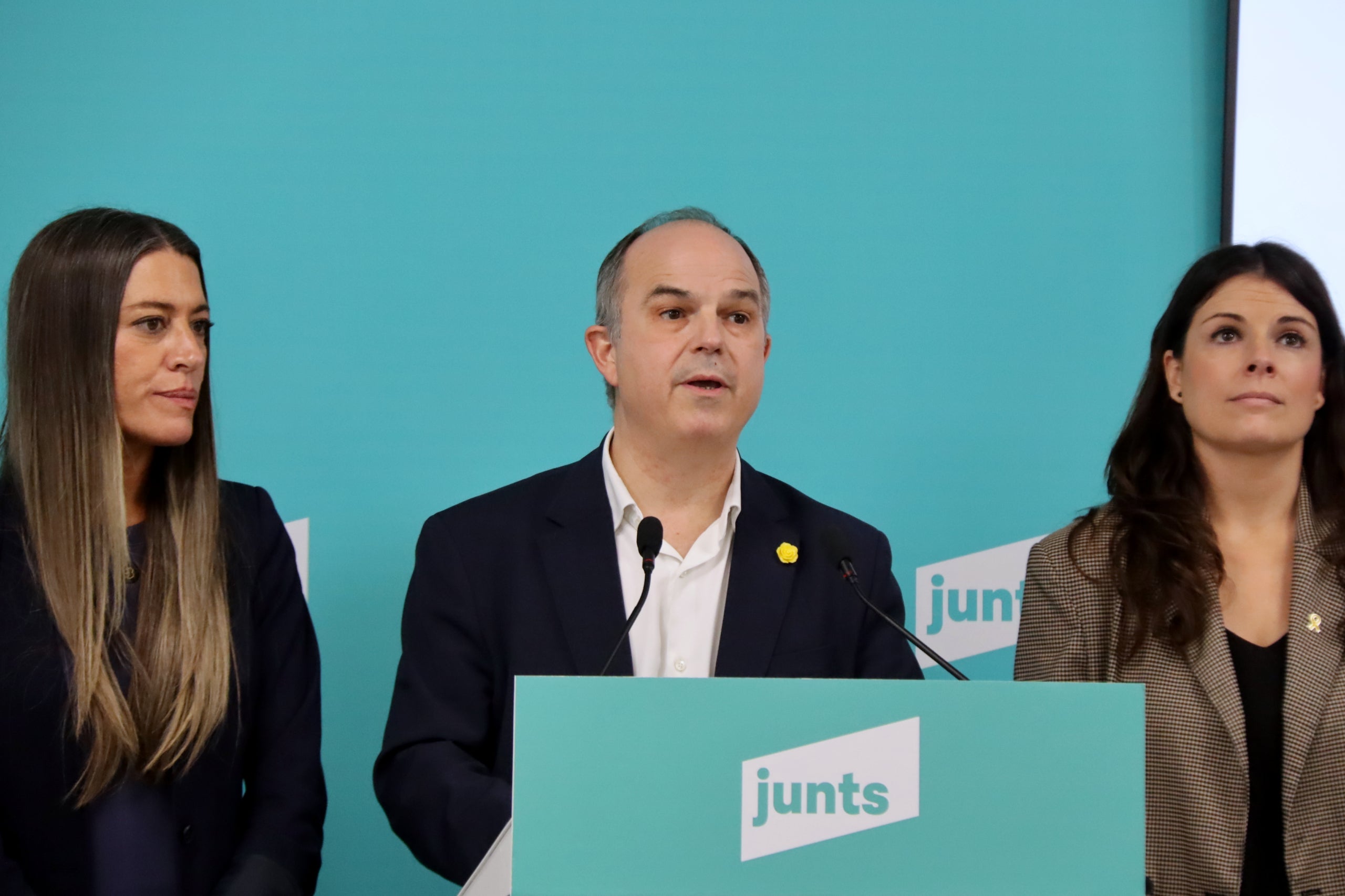 El secretari general de Junts, Jordi Turull, amb la portaveu del partit al Congrés, Míriam Nogueras, i la portaveu al Parlament de Catalunya, Mònica Sales, aquest en la roda de premsa d'aquest dilluns / ACN