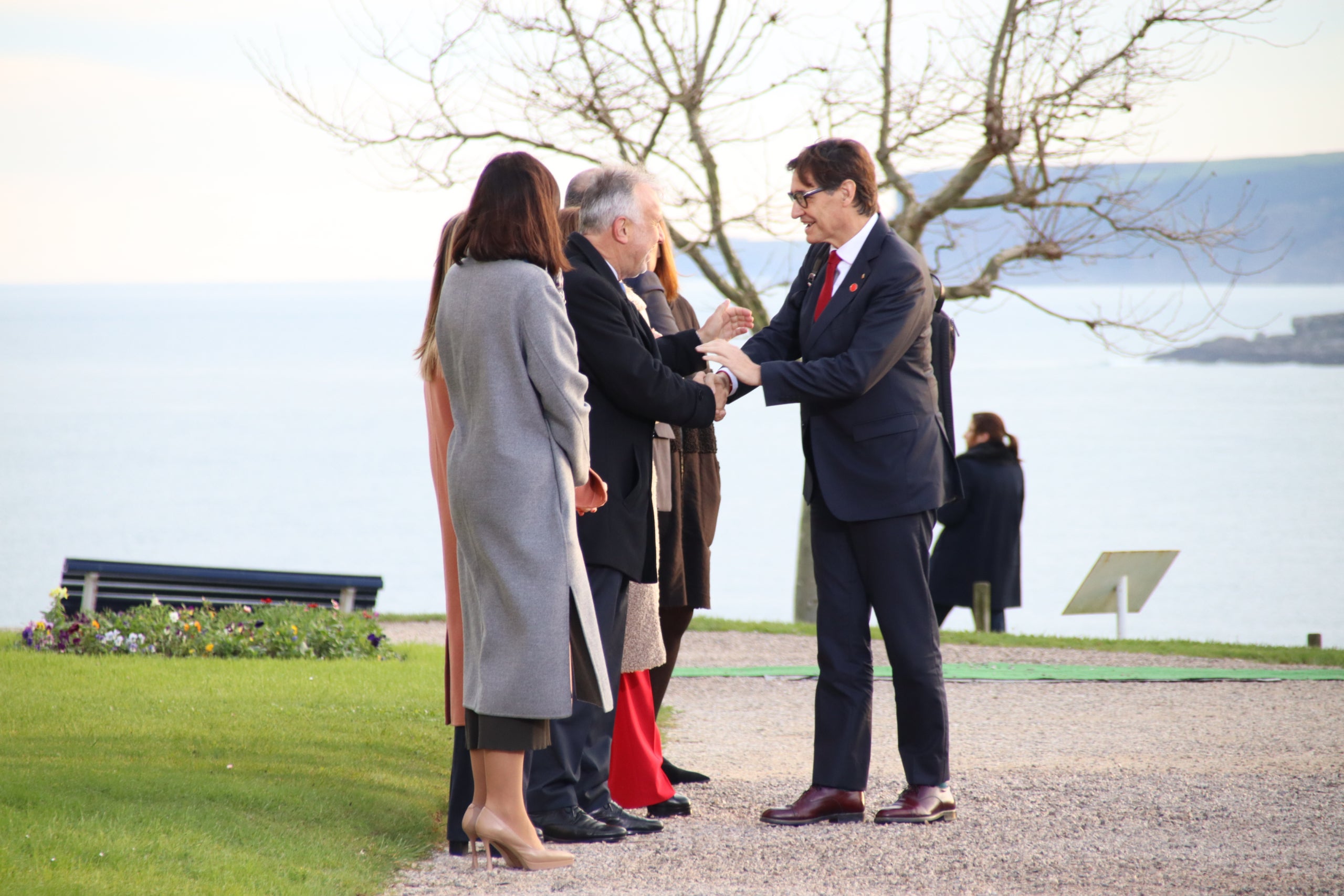 El president de la Generalitat, Salvador Illa, saludant el ministre Ángel Víctor Torres en arribar al Palau de la Magdalena a Santander, on se celebra la Conferència de Presidents al desembre de 2024 / ACN