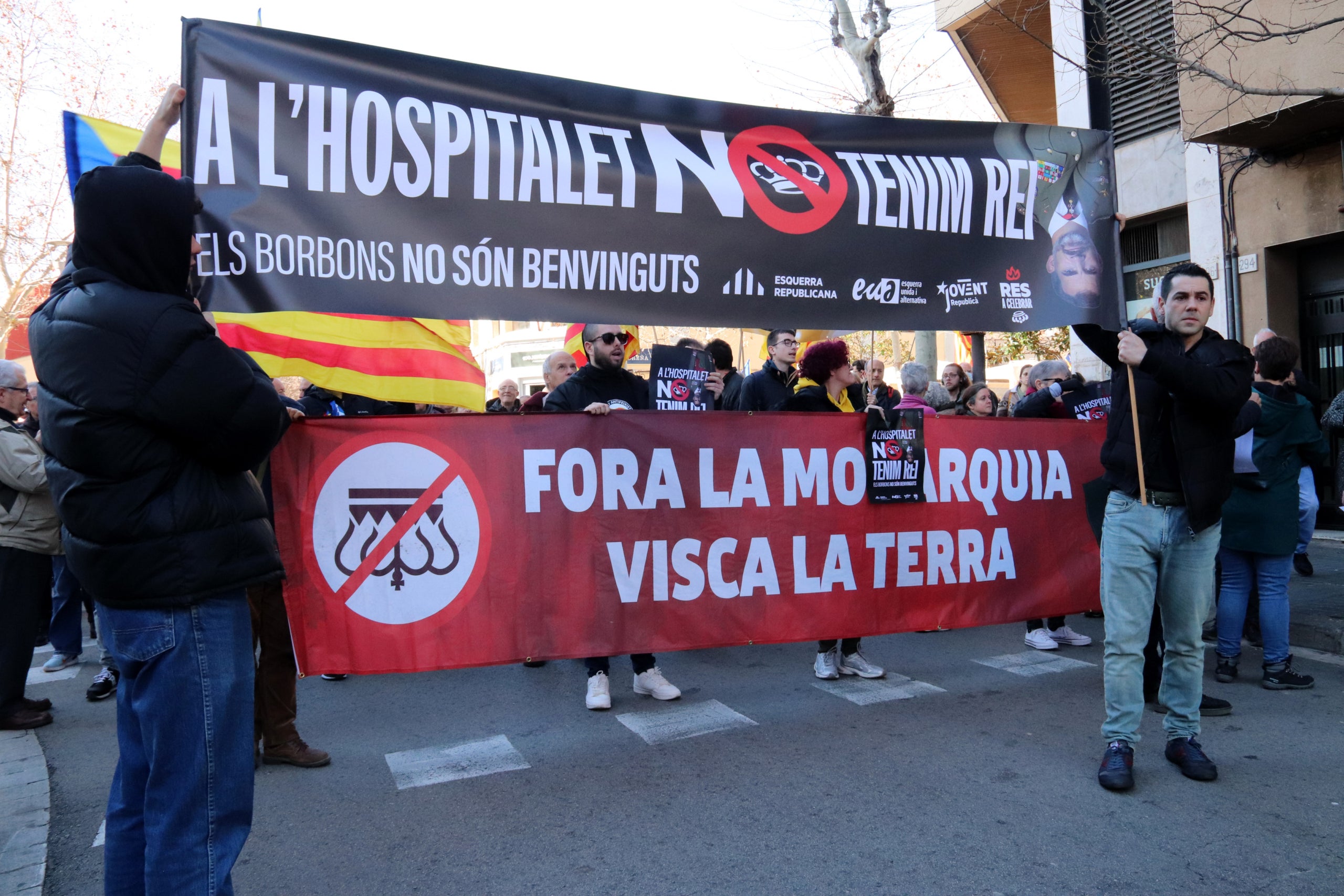 Un centenar de personas se ha concentrado en Hospitalet para protestar contra Felipe VI / ACN