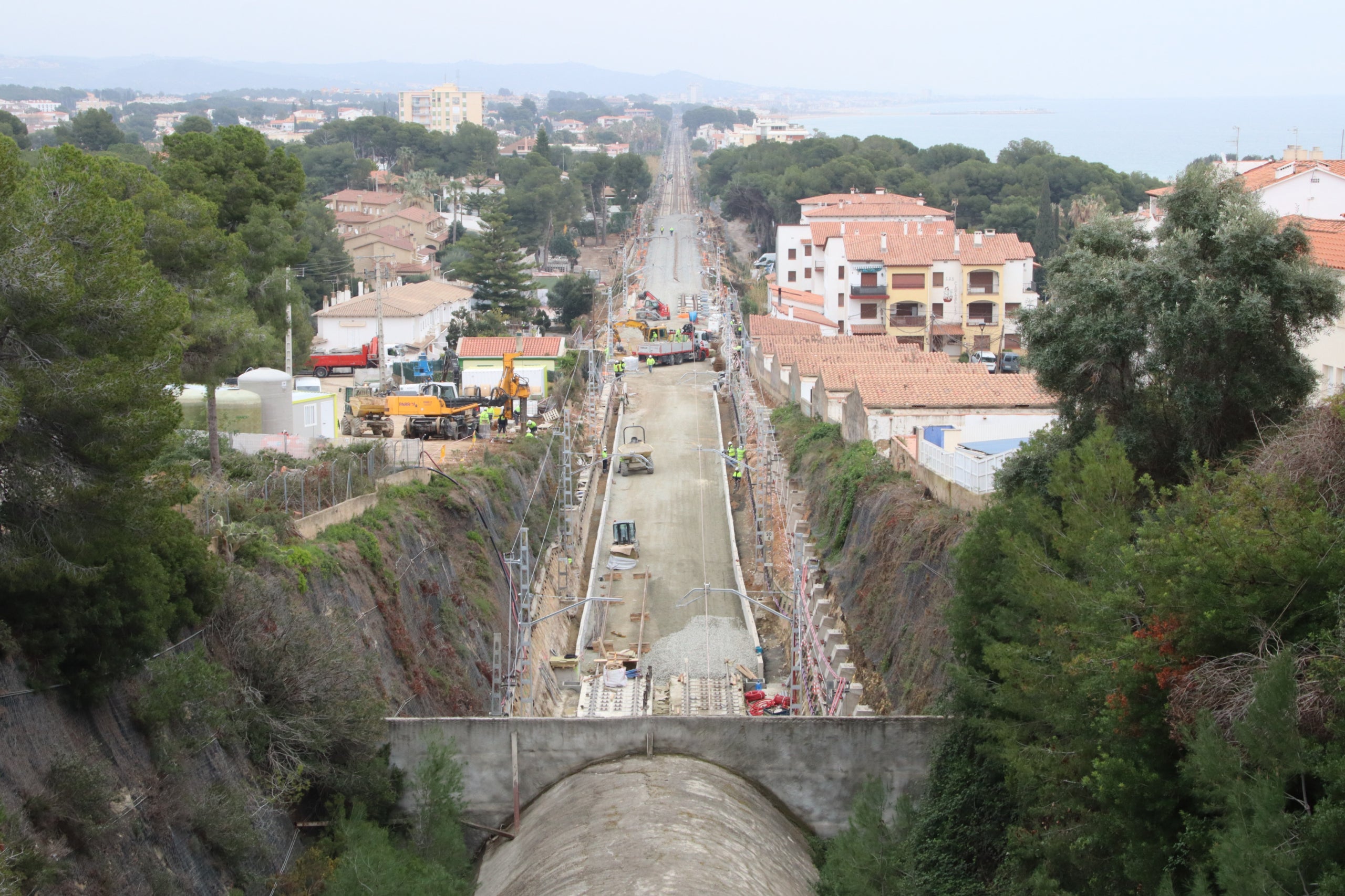 Imagen de la boca norte del túnel de Roda de Berà, con los trabajos por concluir, este jueves / Eloi Tost (ACN)