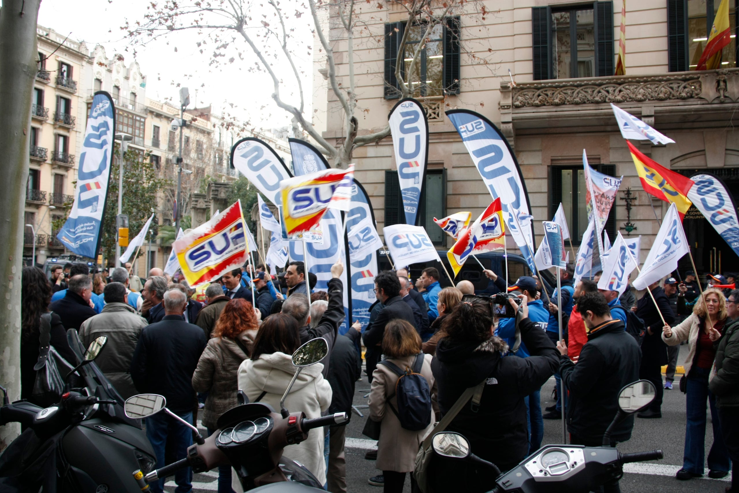 Manifestants amb banderes del Sindicat Unificat de Policia | Gerard Ullastre (ACN)