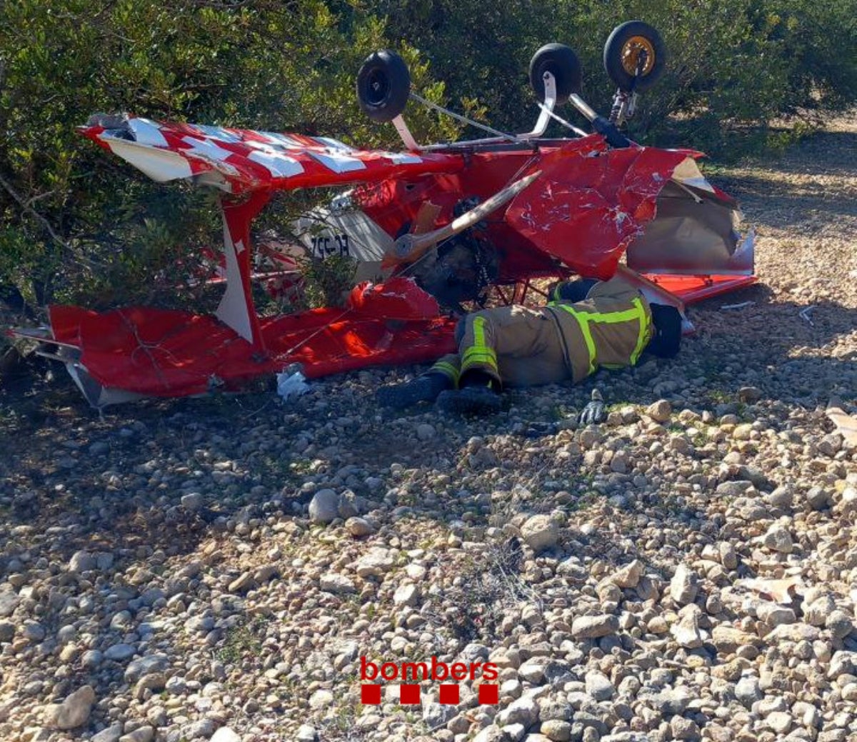 L'avioneta accidentada en una zona agrícola als afores de Vallmoll, a l'Alt Camp | Bombers de la Generalitat