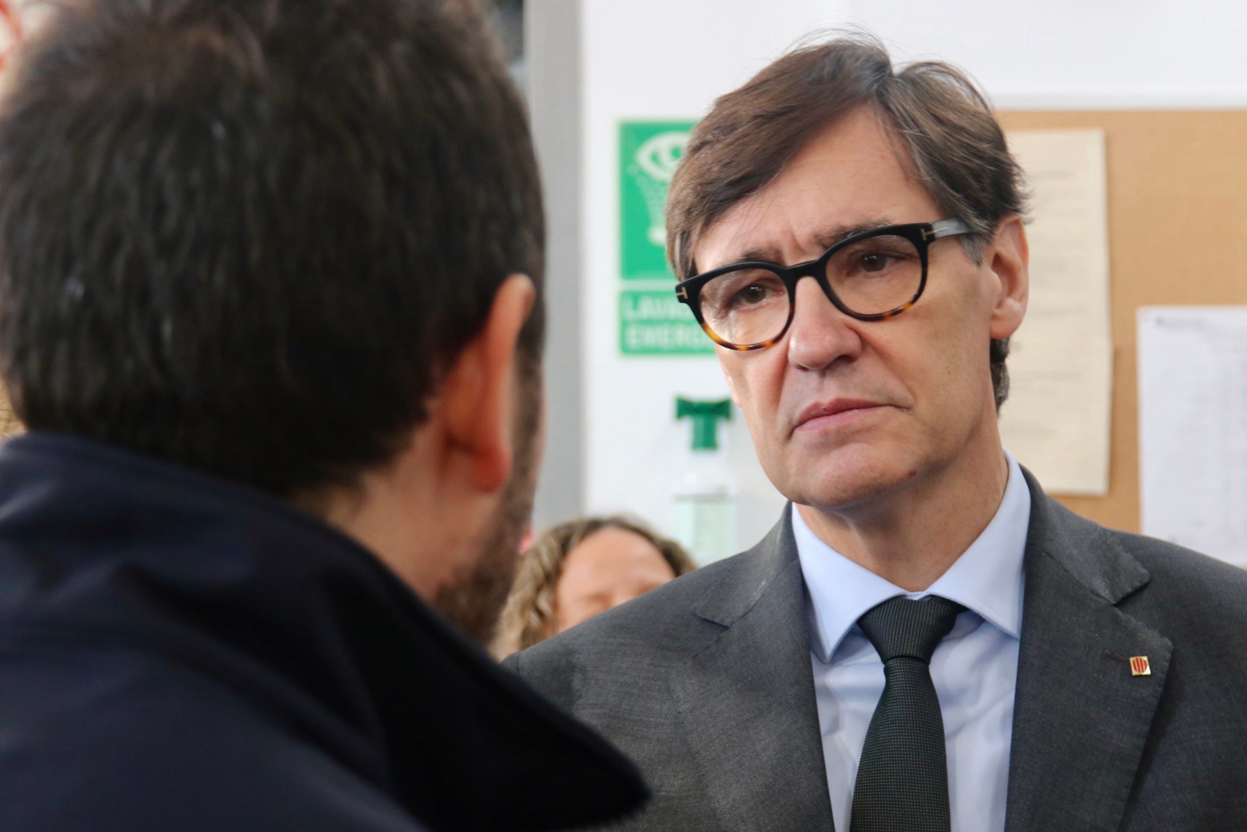 El presidente de la Generalitat, Salvador Illa, conversa con el responsable de un taller en el Institut Esteve Terradas de Cornellà de Llobregat | Albert Segura
