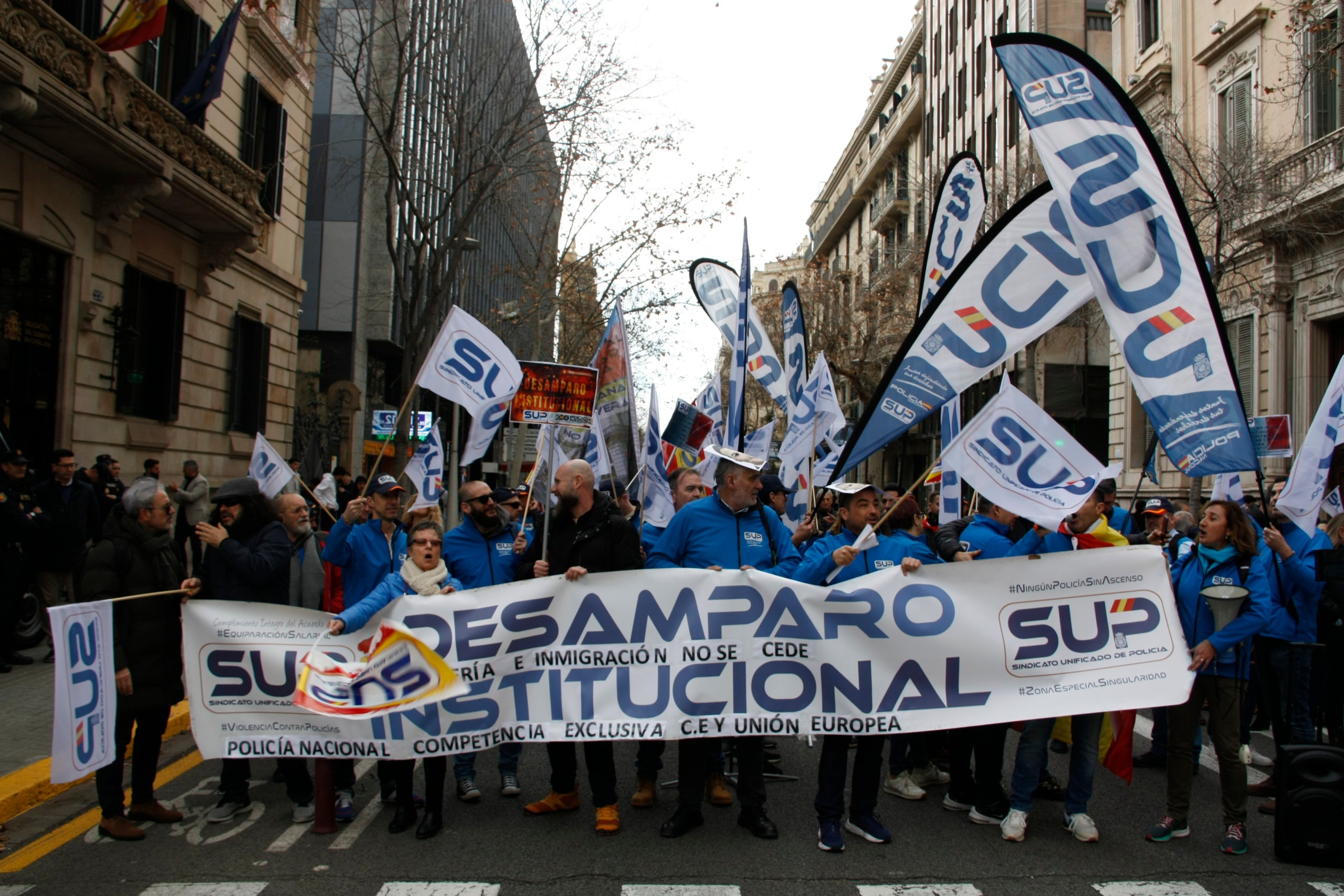 Manifestants amb una pancarta del Sindicat Unificat de Policia | Gerard Ullastre (ACN)
