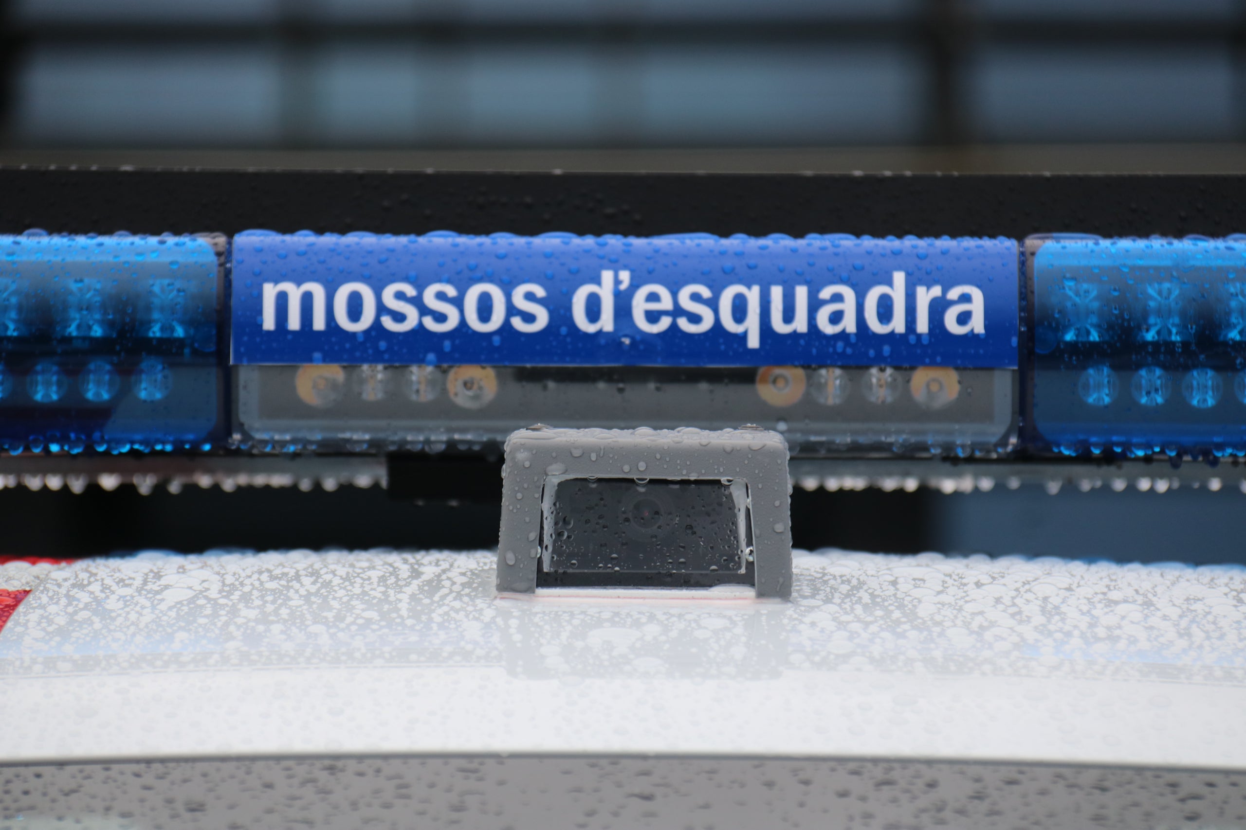 Pla de detall de la càmera integrada al frontal d'un dels nous vehicles dels Mossos d'Esquadra presentats al Complex Egara, el dia 11 de novembre de 2021. (Horitzontal) | Albert Segura Lorrio (ACN)