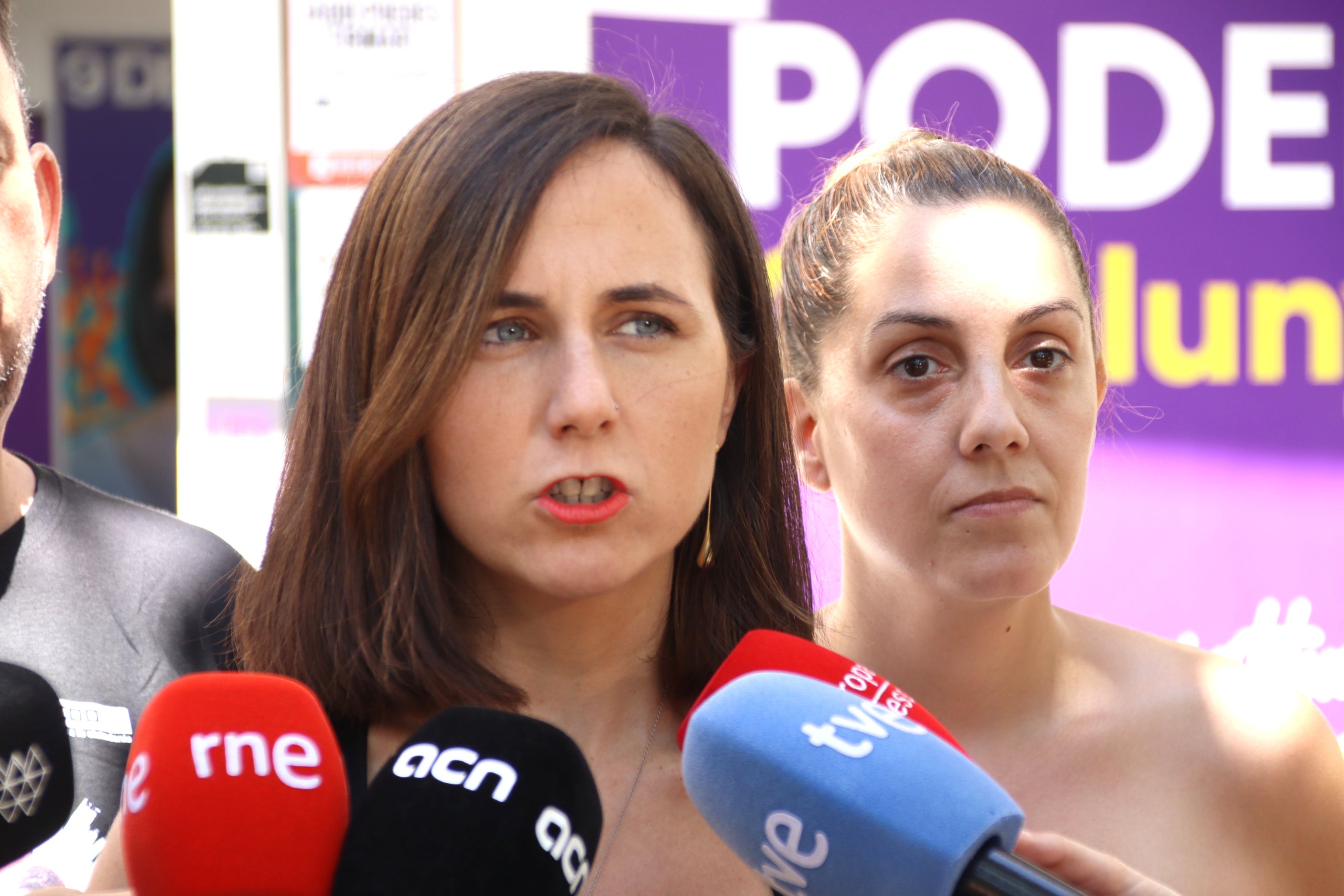 La secretària general de Podem, Ione Belarra, en una atenció a mitjans a Barcelona acompanyada de la coordinadora de Podem a Catalunya, Conchi Abellán. | Mariona Puig (ACN)