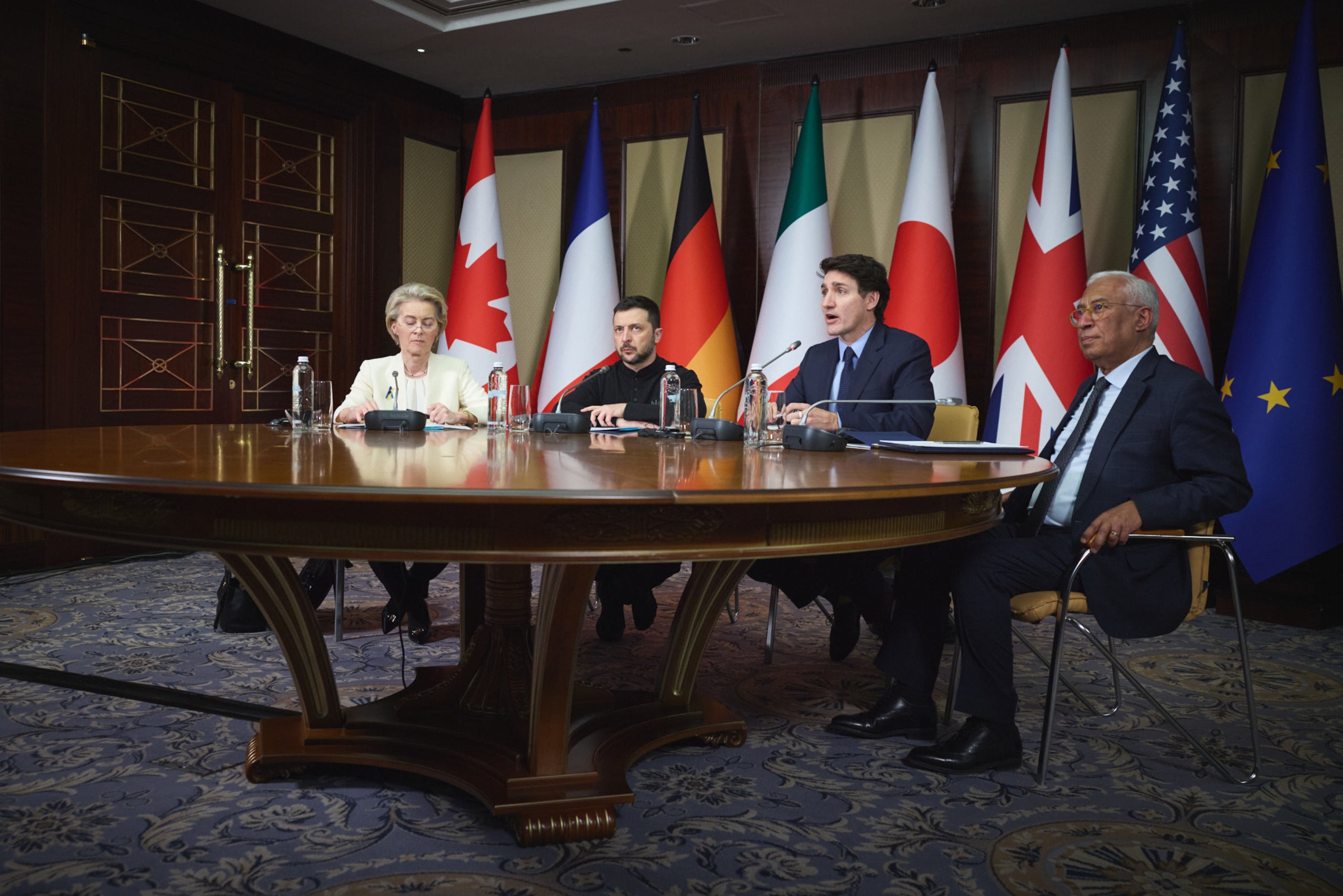 D'esquerra a dreta, Von der Leyen, Zelenski, Justin Trudeau i António Costa, en una reunió del G7 / UE