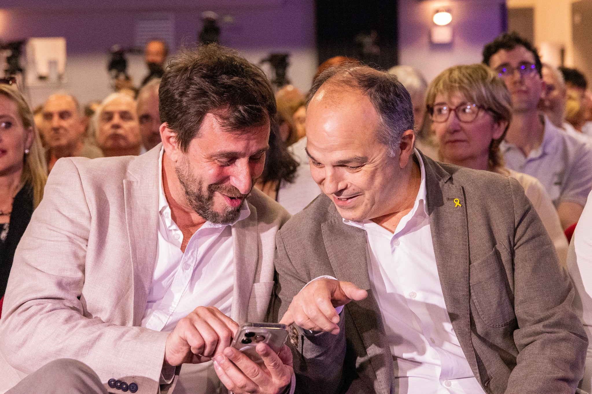 Toni Comín i Jordi Turull miren mòbil i riuen/Junts