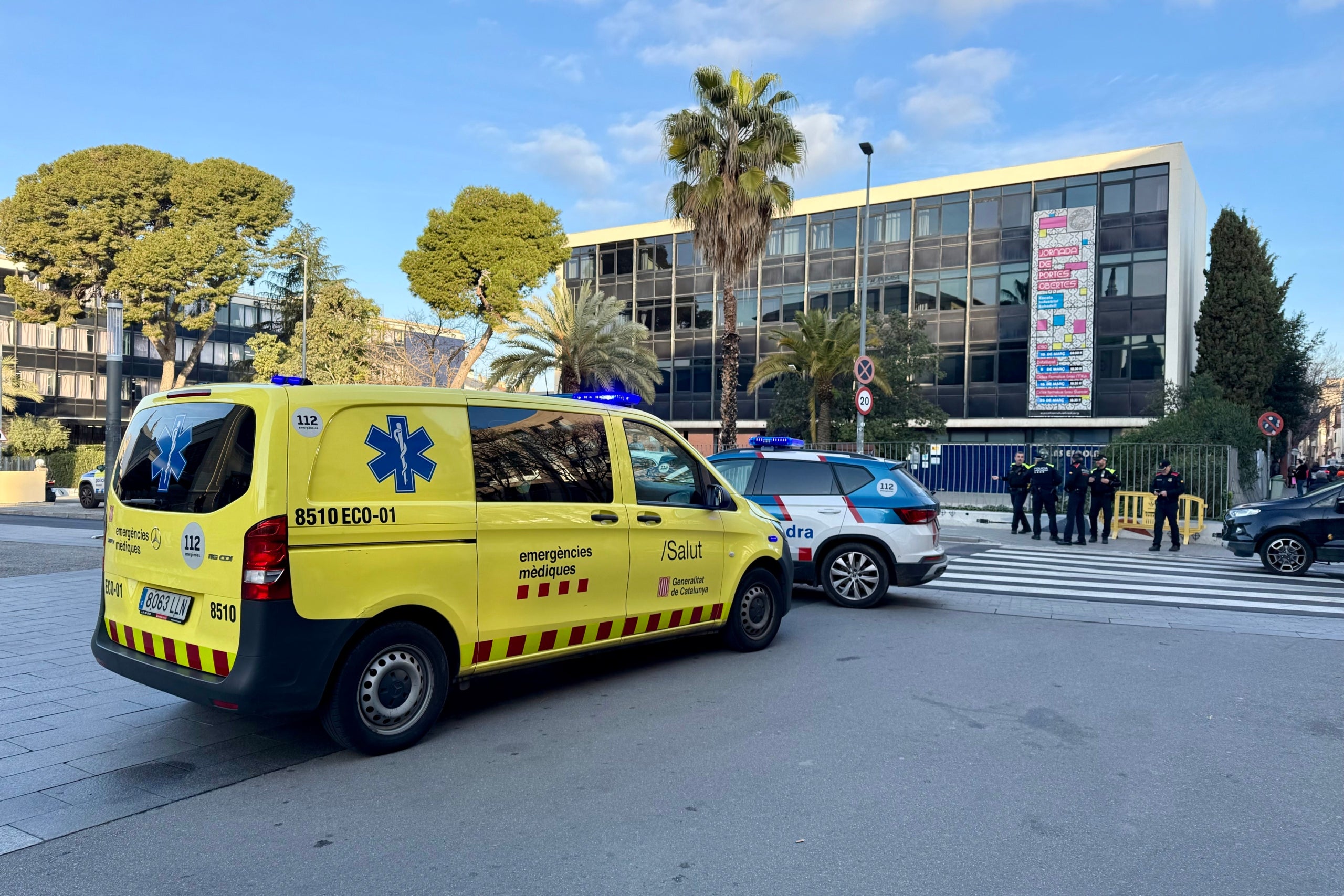 Els serveis d'emergències a l'exterior de l'institut Escola Industrial de Sabadell / ACN