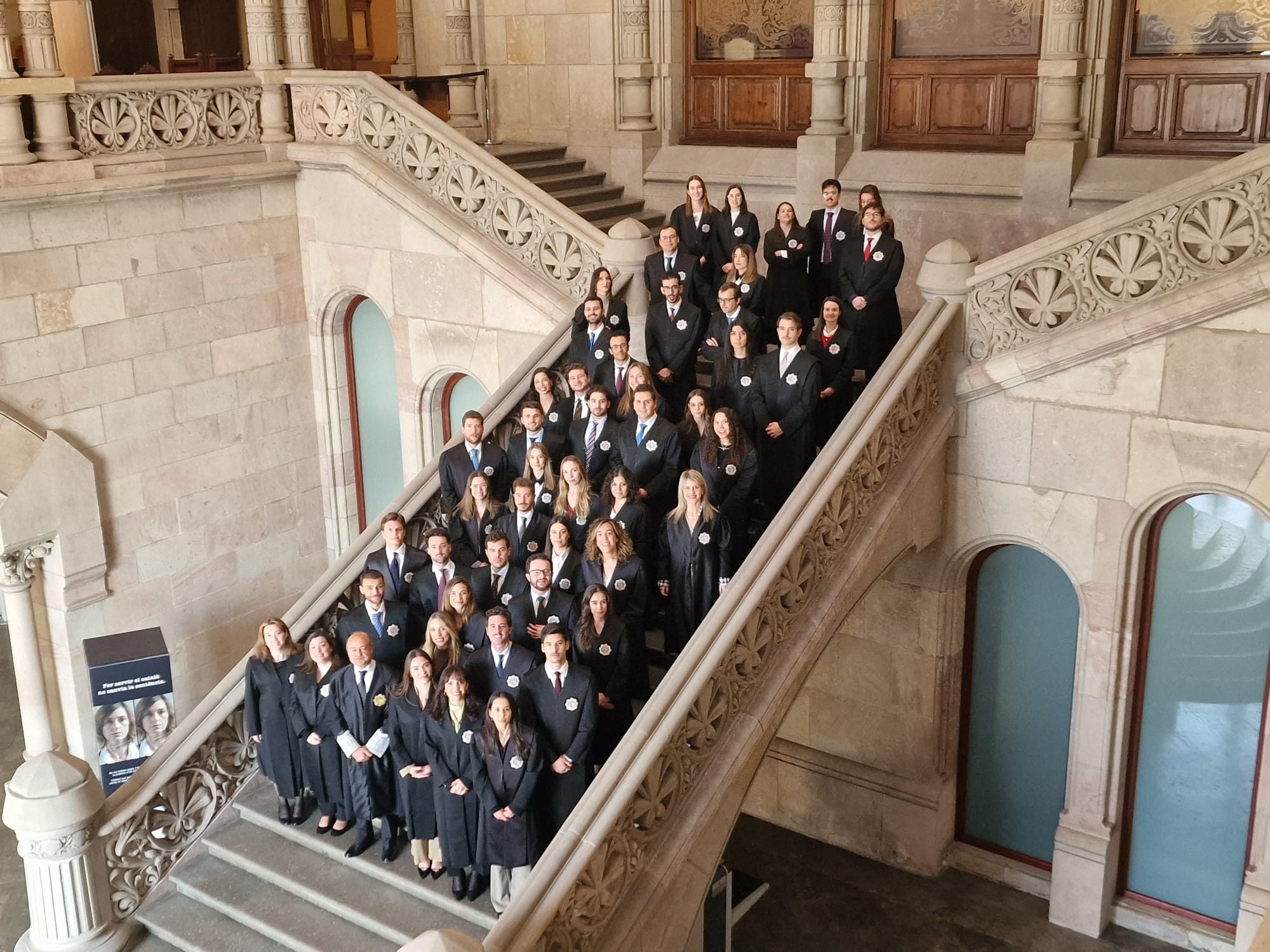 Fotografía de familia en la escalera noble del Palacio de Justicia de los nuevos jueces que actuarán en Cataluña/Lydia Garrido
