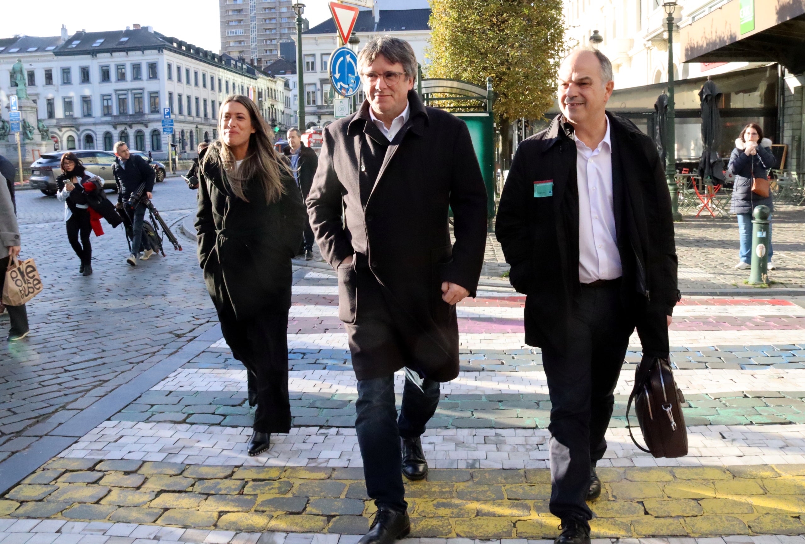 Carles Puigdemont, Jordi Turull i Míriam Nogueras després de sortir del Parlament Europeu en el marc de les converses per a la investidura. | Nazaret Romero (ACN)