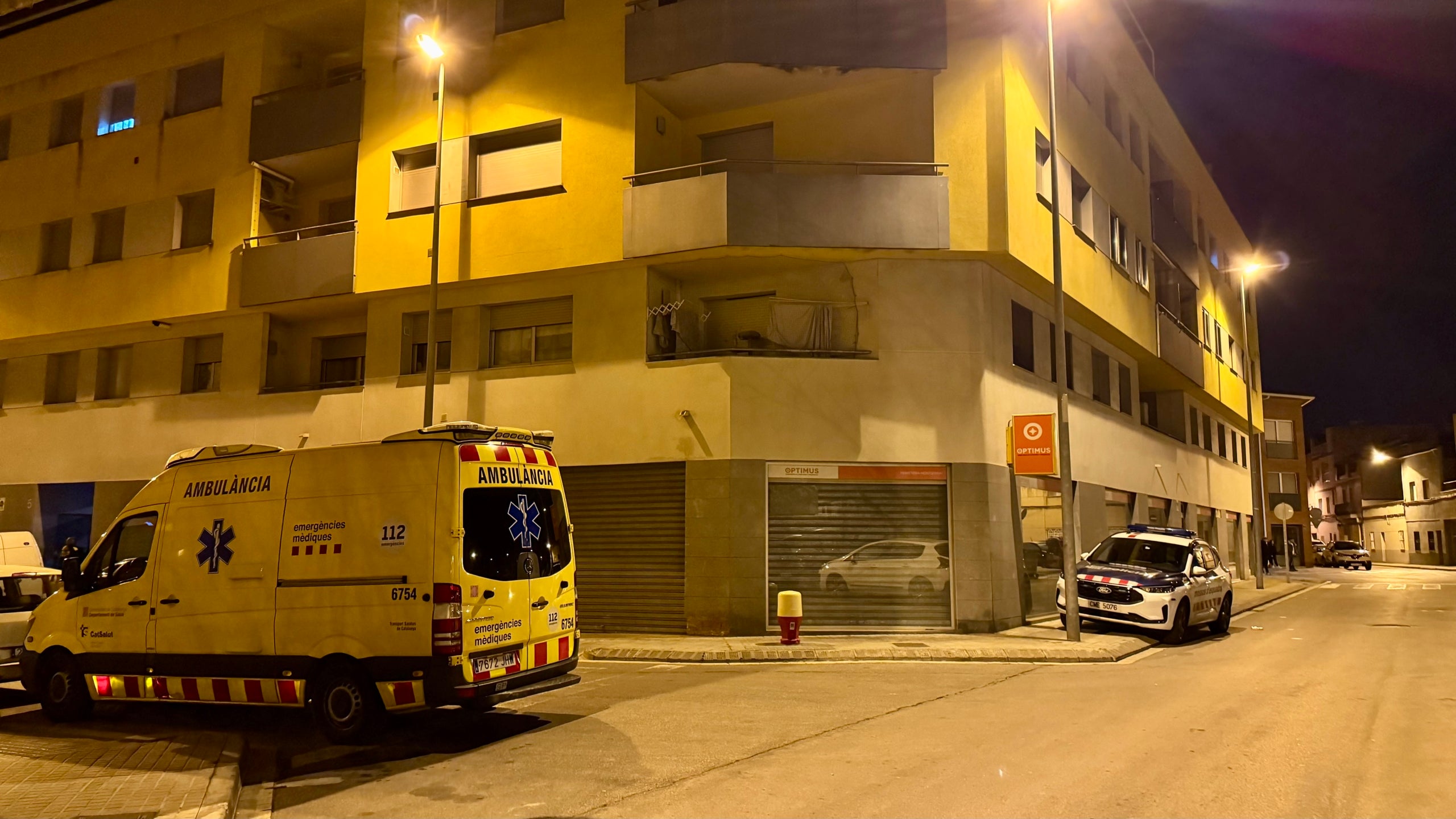 Una ambulància i un cotxe patrulla al carrer de la Bòbila de Vilanova del Camí on ha tingut lloc l'homicidi / ACN